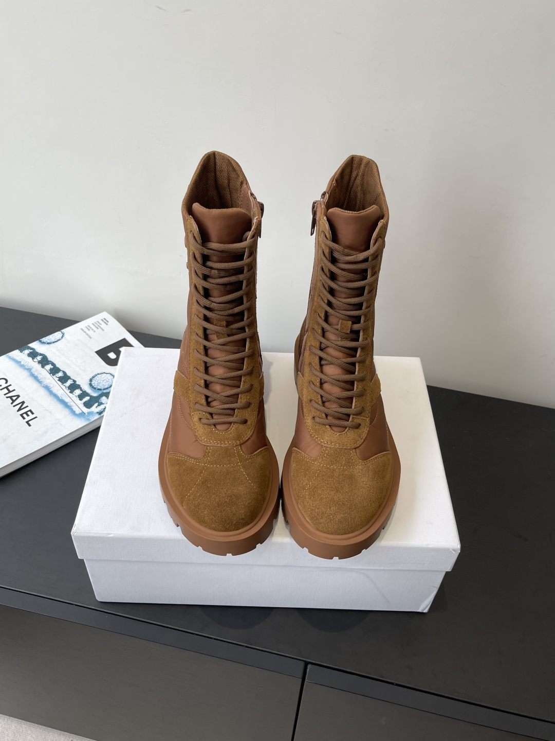 NO:534549,Celine 25ss Retro Martin boots in autumn and winter, many celebrity fashion bloggers same style, early autumn, retro European and American style, street-fried items, Arc de Triomphe logo embellishment, very high-end and elegant, all seasons wearable Martin boots, the upper is made of original custom high mercerized calfskin, inner footbed, silk cowhide, outsole height 4CM, exclusive private molded rubber sole, size: 35-41 (customized for 40.41), boots, celine, boots, cowhide19860909Celine 思琳 25ss 秋冬爆款复古风马丁靴 超多明星时尚博主同款 早秋力推单品 复古欧美风格 炸街必备单品 凯旋门logo点缀 非常高端有气质 四季可穿的马丁靴 鞋面采用原版定制高丝光小牛皮 内里垫脚丝绸牛皮里 大底高度4CM 独家私模橡胶底 码数:35-41（40.41定做）,靴子,celine,boots,cowhide,Women's Shoes