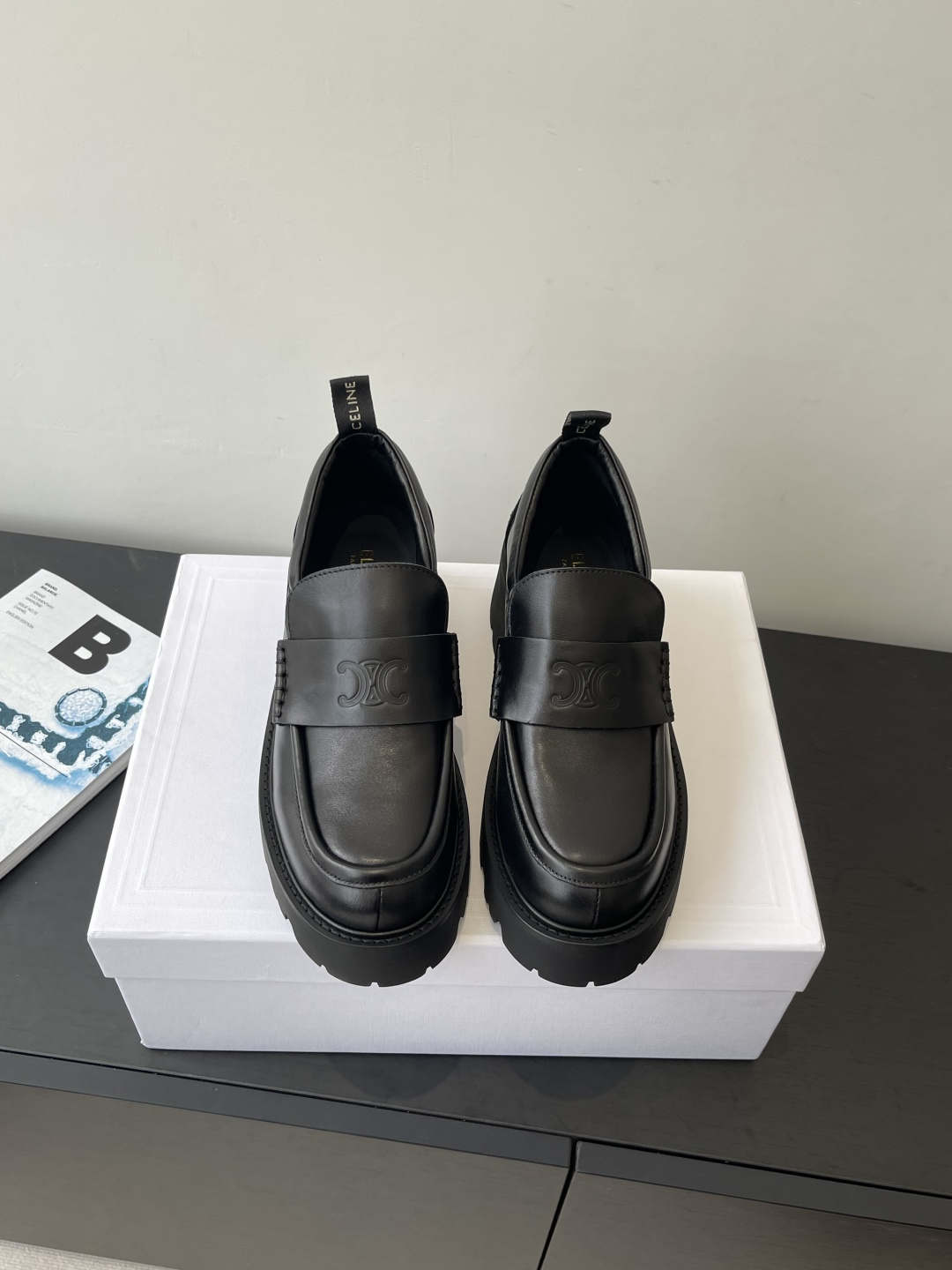 NO:534551,CELINE 25ss Silin's latest autumn and winter catwalks, thick-soled loafers, many celebrities and celebrities are invincible and slim, super beautiful and versatile, imported Italian calf leather is soft, original custom hardware buckle, sole is about 5cm thick, height increases and makes legs thin cowhide inner leather edge, original mold open sole, size 35-41 (40 41 custom made without return or exchange), loafers, celine, loafers, cowhide19860909CELINE 25ss 思琳秋冬最新走秀款 厚底乐福鞋 好多明星网红上脚 无敌显瘦 上脚超级好看百搭 进口意大利小牛皮皮质柔软 原版定制五金扣 鞋底厚5cm左右 增高显腿细牛皮内里 真皮沿条 原版开模大底 码数35-41（40 41定做不退换）,乐福鞋,celine,loafers,cowhide,Women's Shoes