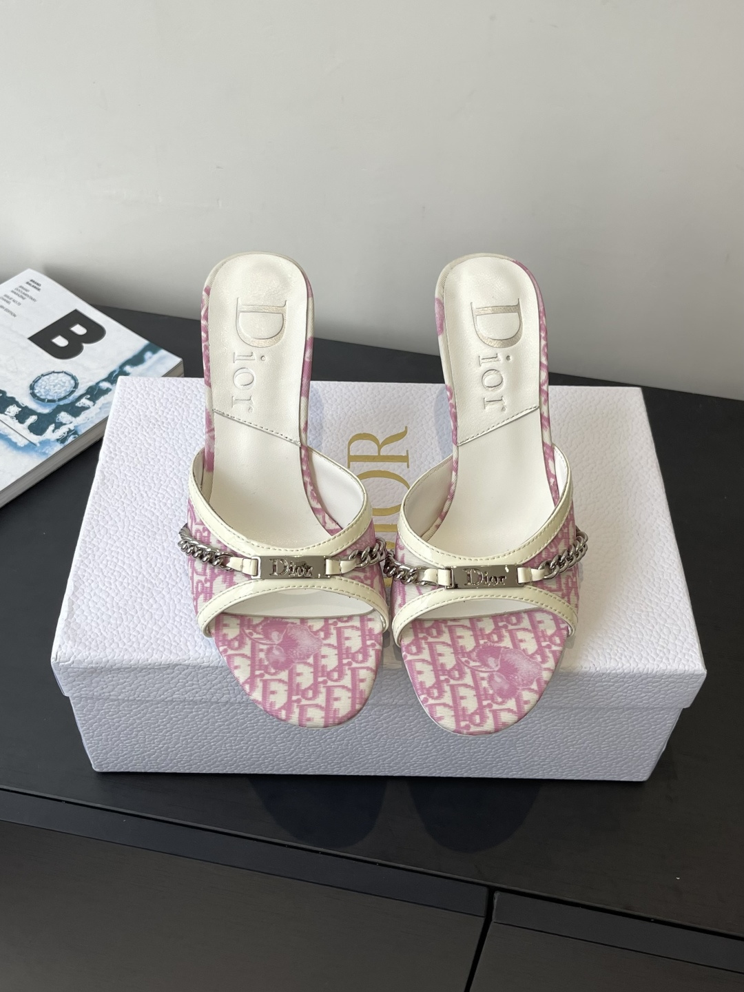 NO:534544,Dior 25ss new style, medieval chain high heel slippers, full of princess style, very skin-raising color, charming retro beauty, summer essential items, whether at work or wearing it, it is absolutely full of freshness, original special material of upper, sheepskin inner, imported genuine leather outsole, heel height 8.5cm, size 35-39 (40 41 42 custom made, no return or exchange), high heels, dior, dior, high heels, slippers, sheepskin, Leather soles19860909Dior 迪奥 25ss新款 中古链条高跟拖鞋 公主范十足 颜色非常抬肤色 迷人的复古美感 夏季必备单品 无论是上班还是平时穿着 绝对是满满的清新感 鞋面原版特殊材质 羊皮内里 进口真皮大底 跟高8.5cm 码数35-39（40 41 42定做不退换）,高跟鞋拖鞋,dior,dior,high heels,slippers,sheepskin,Leather soles,Women's Shoes