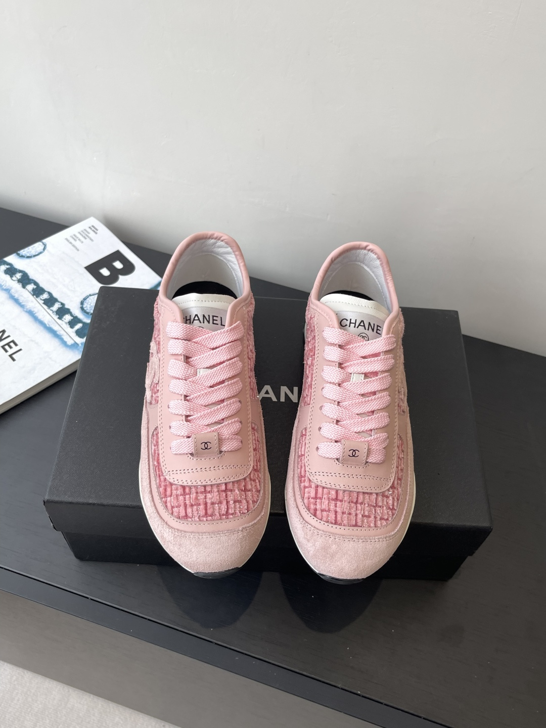 NO:535554,Chanel Chanel latest style panda color matching white shoes casual sports shoes counter another super hit, the love of internet celebrity bloggers and ladies, various praises from social platforms, popular super high texture and breathable super spring and summer, seeing this issue can always evoke the girl's inner demands for fashion Latest materials, classic black and white color matching, full of fashionable feeling on the feet, easy to take care of, original custom-made imported material/cashmere cloth, inner custom-made sheepskin original mold opening TPU anti-slip sole Size: 35-41 (40 41 custom made), casual shoes/sports shoes, chanel, chanel, sneakers, sheepskin19860909Chanel 香奈儿 最新款 熊猫配色 小白鞋 休闲 运动鞋专柜又一超级大爆款,网红博主小姐姐们的挚爱 社交平台的各种夸赞 人气超高质感透气超级春夏 看到这期总能唤起少女内心对时髦的诉求 最新材质 经典黑白配色 上脚时髦感十足 容易打理 面料原版定制进口材质/羊绒布 内里定制羊皮里 原版开模TPU防滑大底 码数: 35-41（40 41定做）,休闲鞋/运动鞋,chanel,chanel,sneakers,sheepskin,Women's Shoes