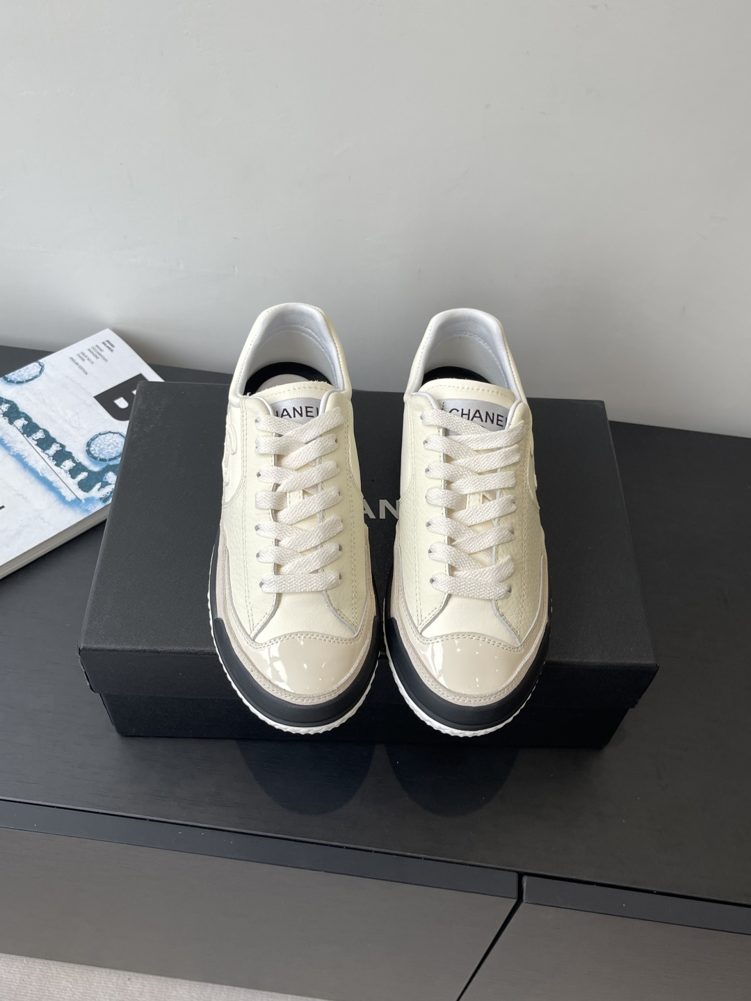 NO:535599,Chanel Chanel 25ss autumn and winter new casual sports shoes, training shoes, official website synchronization, counter out of stock, major bloggers social day promotion models This season's new model is simply closed, the feet are delicate, lively and beautiful, casual casual sports style, interpreting Chanel's fashionable feminine temperament, overall customization makes all sports models on the market at that time obsolete, upper, custom imported lychee pattern calfskin/custom imported calfskin, original one-to-one professional custom lambskin, outsole, original custom mold opening TPU combination sole, original full set of mold opening (not market-oriented) Size 35-40 (40 41 custom made), casual shoes/sports shoes, chanel, chanel, sneakers, cowhide, sheepskin19860909Chanel 香奈儿 25ss秋冬新款休闲运动鞋德训鞋 官网同步 专柜断货王 各大博主社交日推款 这季新款简直闭眼入 上脚秀气灵动狂好看 率性的休闲运动风 演绎香奈儿的时髦女性气质 整体定制令当时市面上的所有运动款变得过时 鞋面 采用定制进口荔枝纹小牛皮/定制进口小牛皮 内里原版一比一专业定制小羊皮 大底 原版定制开模TPU组合大底 原版全套开模 (非市场通用) 码数35-40 (40 41定做),休闲鞋/运动鞋,chanel,chanel,sneakers,cowhide,sheepskin,Women's Shoes