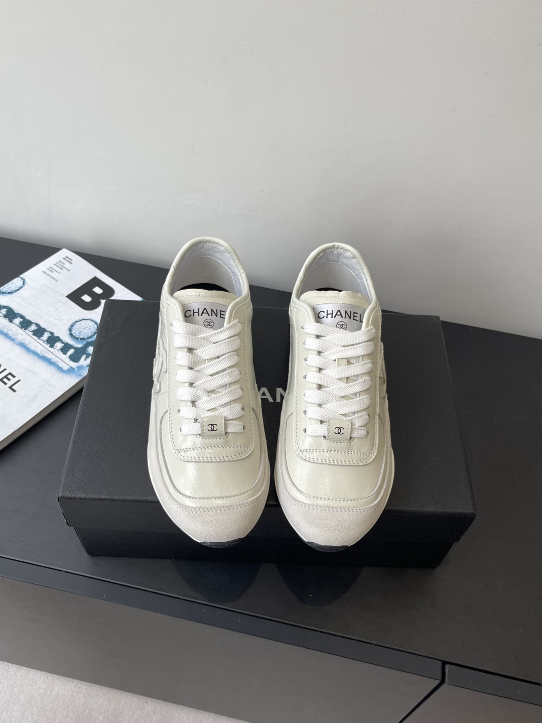 NO:535560,Chanel Chanel 25ss latest model Panda color matching White shoes Casual sports shoes Another super hit counter, the love of internet celebrity bloggers and ladies, various praises from social platforms Popularity, super high texture, breathable, super spring and summer, seeing this issue can always evoke the girl's inner demand for fashion Latest materials Classic black and white color matching Full of fashionable feeling on the feet Easy to take care of fabric Original custom imported materials Inside Customized net Original mold opening TPU anti-slip sole Size: Women's model 35-40 (40 41 custom made), casual shoes/sports shoes, chanel, chanel, sneakers19860909Chanel香奈儿 25ss最新款 熊猫配色 小白鞋 休闲 运动鞋 专柜又一超级大爆款,网红博主小姐姐们的挚爱 社交平台的各种夸赞 人气超高质感透气超级春夏 看到这期总能唤起少女内心对时髦的诉求 最新材质 经典黑白配色 上脚时髦感十足 容易打理 面料 原版定制进口材质 内里 定制网里 原版开模TPU防滑大底 码数: 女款35-40（40 41定做）,休闲鞋/运动鞋,chanel,chanel,sneakers,Women's Shoes