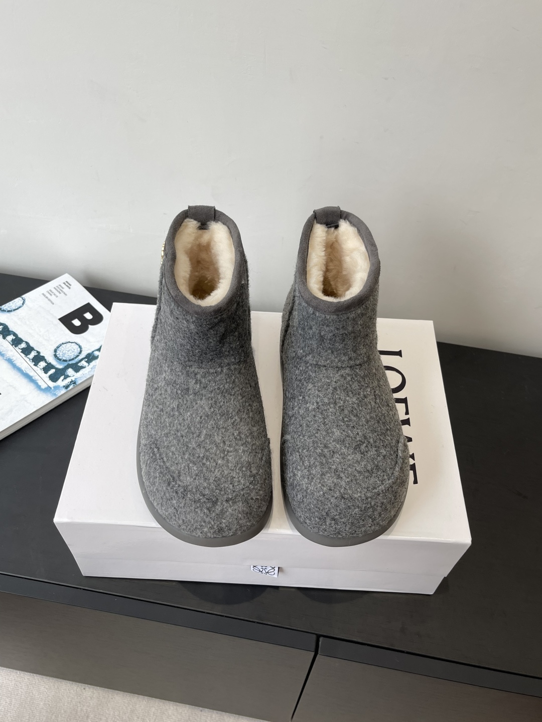 NO:543459,LOEWE 25ss Autumn and Winter New Snow Boots Loewe Fur Integrated Boots Can keep warm and so light and soft, can only be Loewe Sheepskin Integrated Material Light and Soft The nickname suede craftsmanship made on the outside has the texture of suede but is very durable. Inheritance and classics are from Loewe. I can only say that the feet feel invincible and warm. Only when I wear them, I can only understand the original fabric lamb fur integrated original mold-unslip sole size 35-40 (40 custom made without return or exchange), snow boots, loewe, loewe, boots, sheepskin, chamois leather19860909LOEWE 罗意威 25ss 秋冬新款 雪地靴 罗意威皮毛一体靴 能保暖还能这么轻这么软乎的靴子也只能是罗意威了吧羊皮毛一体的材质 轻盈柔软 外面做的正绒面工艺 有麂皮的质感的同时 但非常的经久耐用 传承与经典来自 Loewe 只能说脚感无敌保暖只有穿上的那一刻才懂 面料原版羊羔毛皮毛一体原版开模防滑鞋底 码数35-40（40定做不退换）,雪地靴,loewe,loewe,boots,sheepskin,chamois leather,Women's Shoes