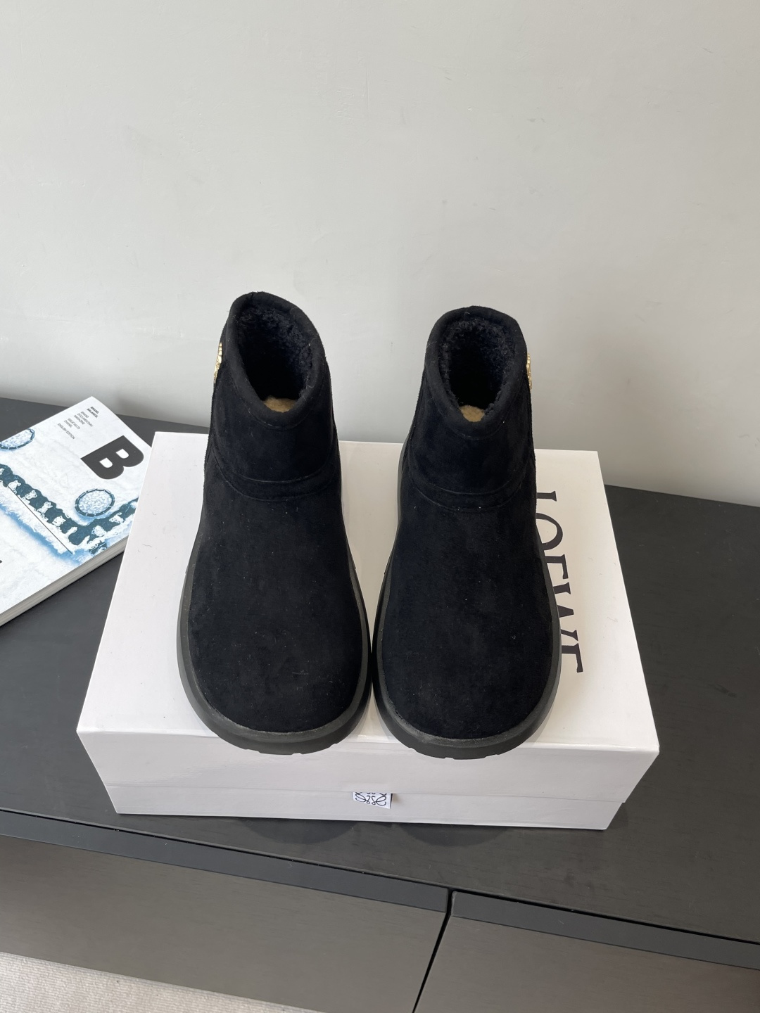 NO:543461,LOEWE 25ss New autumn and winter snow boots Loewe fur integrated boots I just said that it can keep warm and so light and soft boots can only be Loewe. Sheepskin integrated material is light and soft. The suede made on the outside has the texture of suede but is very durable. Inheritance and classics come from Loewe. I can only say that the feet feel invincible and warm. Only when I wear it, I understand the original fabric lamb fur integrated original mold-unslip sole. Size 35-40 (40 custom made without return and exchange), snow boots, loewe, loewe, boots, sheepskin, chamois leather19860909LOEWE 25ss 秋冬新款 雪地靴 罗意威皮毛一体靴俺就说能保暖还能这么轻这么软乎的靴子也只能是罗意威了吧羊皮毛一体的材质 轻盈柔软 外面做的正绒面工艺 有麂皮的质感的同时 但非常的经久耐用 传承与经典来自 Loewe 只能说脚感无敌保暖只有穿上的那一刻才懂 面料原版羊羔毛皮毛一体原版开模防滑鞋底 码数35-40（40定做不退换）,雪地靴,loewe,loewe,boots,sheepskin,chamois leather,Women's Shoes