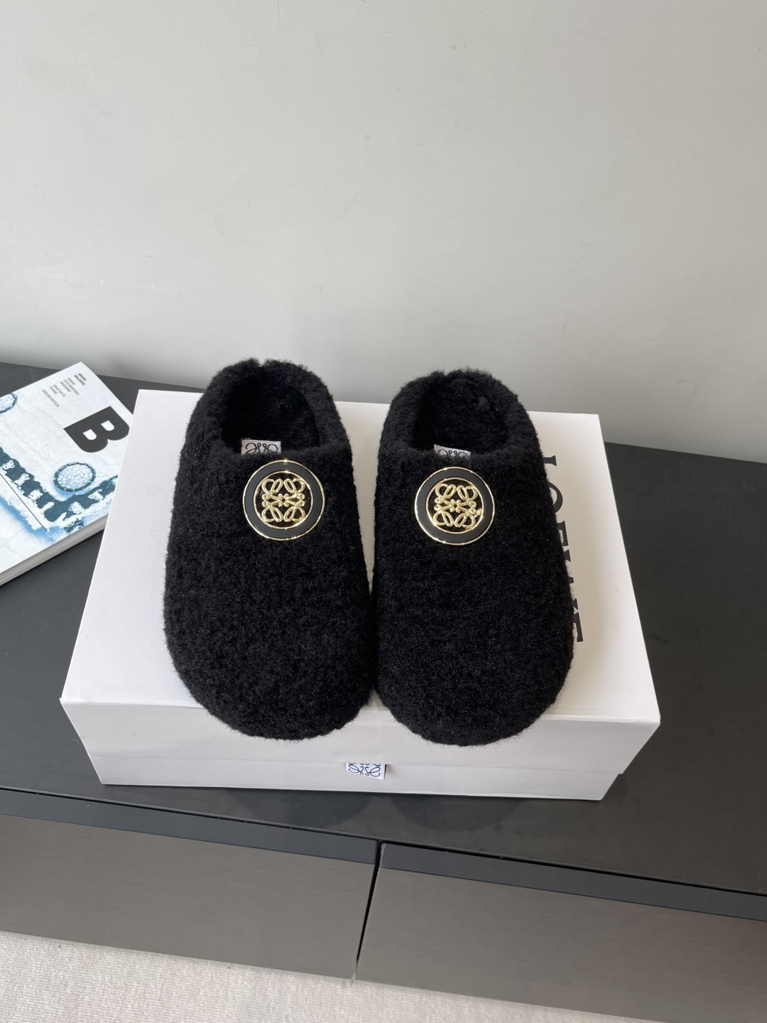 NO:543450,LOEWE 25ss autumn and winter new style Birkenwood fur slippers imported lamb wool material extremely comfortable and very recognizable beauty and practicality coexistence without monotony of fur drag. Upper imported sheep curls inner footbed imported wool original open mold wear-resistant rubber outsole size 35-40 (40.41 custom made without return or exchange), semi-drag fur shoes, loewe, loewe, slippers19860909LOEWE 罗意威 25ss秋冬新款一脚蹬勃肯 毛毛拖鞋 进口羊羔毛材质 舒适度极高 非常具有辨识度 美貌与实用并存舒适而不单调的毛毛拖 鞋面进口羊卷毛 内里垫脚进口羊毛原版开模耐磨橡胶大底 码数35-40（40.41定做不退换）,半拖毛毛鞋,loewe,loewe,slippers,Women's Shoes