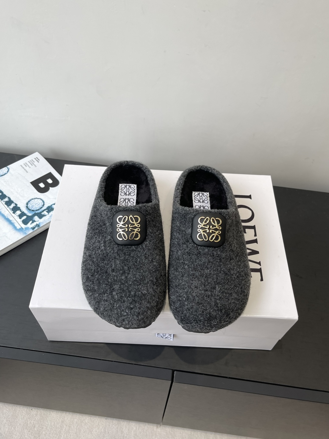 NO:543453,LOEWE 25ss autumn and winter new one-foot Birken half-touch, extremely comfortable and recognizable, beautiful and practical, comfortable but not monotonous, original custom material of upper, original open mold wear-resistant rubber outsole, size 35-40 (40.41 custom made without return), semi-touch fur shoes, loewe, loewe19860909LOEWE 罗意威 25ss秋冬新款一脚蹬勃肯半拖 舒适度极高 非常具有辨识度 美貌与实用并存舒适而不单调的毛毛拖 鞋面原版定制材质 原版内里原版开模耐磨橡胶大底 码数35-40（40.41定做不退换）,半拖毛毛鞋,loewe,loewe,Women's Shoes