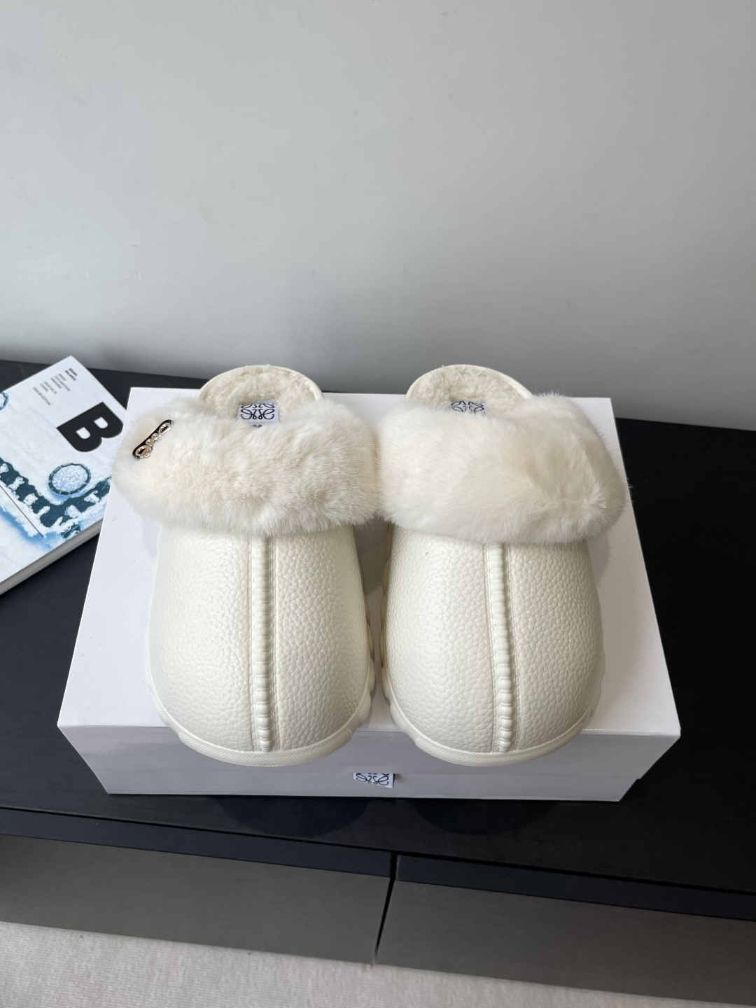 NO:543456,LOEWE 25ss autumn and winter new style, full leather wrapped Berken half-wrap imported lamb wool material, extremely comfortable and recognizable, beautiful and practical, comfortable but not monotonous fur slippers, imported upper imported fur, integrated inner fur, whole foot pad wrapped full real wool, wear-resistant pu outsole, size 35-40 (40 custom made without return and exchange), semi-wrapped fur shoes, loewe, loewe, slippers19860909LOEWE 罗意威 25ss秋冬新款 全皮包裹勃肯半拖 进口羊羔毛材质 舒适度极高 非常具有辨识度 美貌与实用并存舒适而不单调的毛拖鞋 鞋面进口皮毛一体 内里皮毛一体 整个垫脚包裹全真羊毛 耐磨pu大底 码数35-40（40定做不退换）,半拖毛毛鞋,loewe,loewe,slippers,Women's Shoes