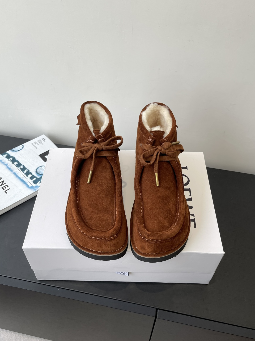 NO:543443,Men's 10 LOEWE 25ss autumn and winter new style retro British style casual shoes wool liss short boots This will be the first explosive version that triggers early autumn. Worth owning unique fashion trend leading style. Highly recommended to buy. Shoe style is excellent. The leather is very soft and comfortable. It is very comfortable and easy to match. The upper is imported high mercerized beef velvet. The inner imported wool sole is one-to-one open mold TPEVA sole. Size 35-41. Men 40-45. Men 45 custom-made, no return or replacement. Boots, loewe, loewe, boots19860909男款10 LOEWE 罗意威 25ss秋冬新款 复古英伦风 休闲鞋 羊毛里 小短靴  这将是引爆早秋的第一款爆版 值得拥有 独具时尚潮流领先风格 强烈推荐备货入手 鞋型韵味超赞 皮质柔软舒适度极高 上脚非常舒服而且又好搭配 鞋面进口高丝光牛反绒 内里进口羊毛大底一比一开模TPEVA大底 码数女35-41 男40-45 (女40 41 男45定做不退不换),靴子,loewe,loewe,boots,Women's Shoes