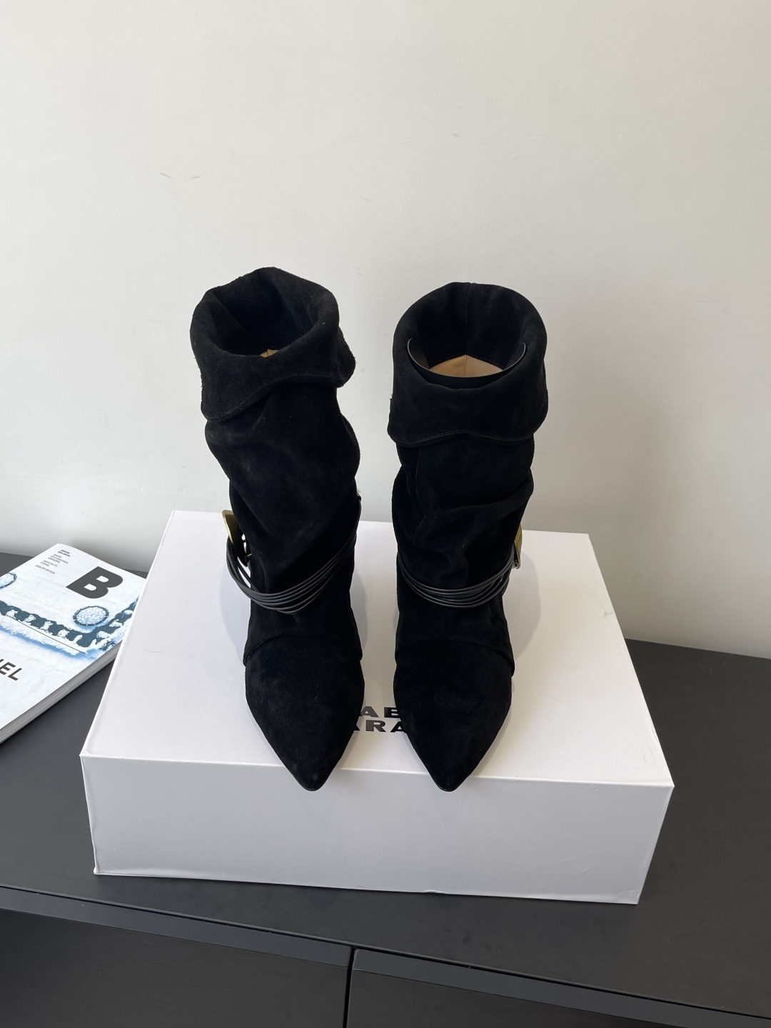 NO:543444,ISABEL MARANT 25ss new suede kitten heel pile boots are made of suede material, warm and soft texture, with a retro atmosphere, the shoe can be folded, and the casual style, the shoe body is equipped with multiple circles of brown straps, paired with metal ring decoration, enhance the design and exquisiteness, adopt a pointed-toe design, combined with a thin heel, while modifying the foot shape, adds a feminine elegant temperament, and the thin heel design is easier to control than the high heel Retro French style Suitable for daily outing or dates Simple and fashionable daily style Upper cowhide/suede Inner cowhide Leather Outsole Size 35-40 (40 customized), boots, boots, cowhide, chamois leather, Leather soles19860909ISABEL MARANT 25ss新款 麂皮小猫跟堆堆靴 采用绒面材质 呈现出温暖柔和的质感 自带复古氛围 鞋筒可翻折 增添随性风格 鞋身配有多圈棕色绑带 搭配金属圆环装饰 提升设计感与精致度 采用尖头设计 结合细跟 在修饰脚型的同时 增添女性优雅气质且细跟设计相比高跟更易驾驭 复古法式风格 适合日常出街或约会 简约又不失时尚的日常造型 鞋面牛皮/麂皮 内里牛皮 真皮大底 码数35-40（40订做）,靴子,boots,cowhide,chamois leather,Leather soles,Women's Shoes