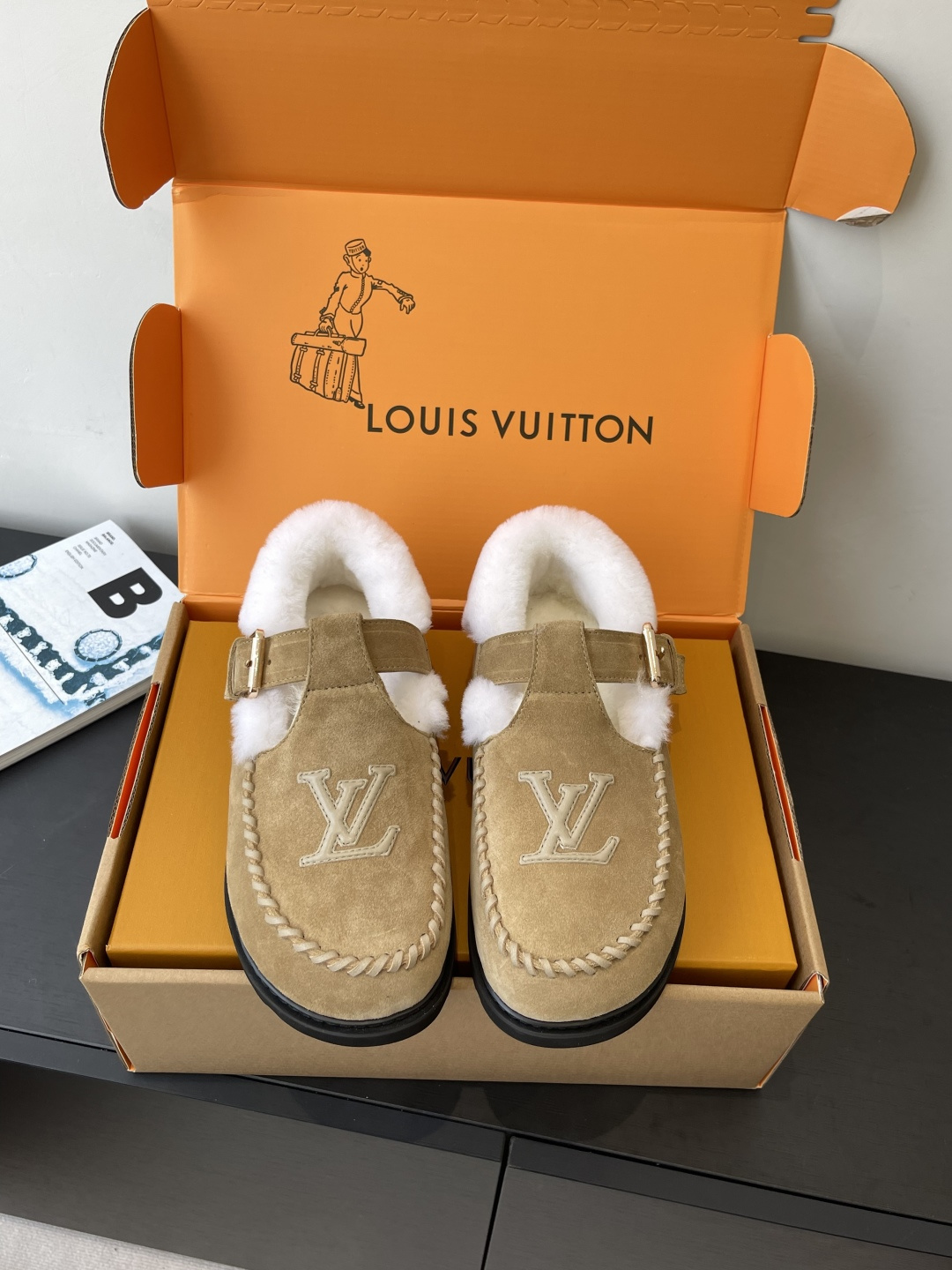 NO:545178,Louis Vuitton Colorado series Plush Mary Jane Furry shoes Colorado Plush Mary Jane Shoes with suede leather velvet texture Paired with soft and warm fur lining The upper The letter stitching and adjustable shoelaces are inscribed with brand details The light and miniature outsole perfect the trendy style The fabric uses original imported cowhide inner foot wool Original custom non-slip rubber foam sole Size 35-39 (40.41 custom made without return or exchange), loafers furry shoes, louis vuitton, louis vuitton, loafers, mary jane, cowhide19860909Louis Vuitton 路易威登 Colorado系列 毛绒 玛丽珍 毛毛鞋 Colorado 毛绒玛丽珍鞋以绒面牛皮革呈现丝绒质感 搭配柔暖羊毛皮内衬 鞋面的 字母缝线和可调节鞋带的铭纹搭扣共同丰富品牌细节 轻盈微型外底完善潮流格调 面料采用原版进口头层牛皮 内里垫脚羊毛 原版定制防滑橡胶发泡大底 码数35-39（40.41定做不退换）,乐福鞋毛毛鞋,louis vuitton,louis vuitton,loafers,mary jane,cowhide,Women's Shoes