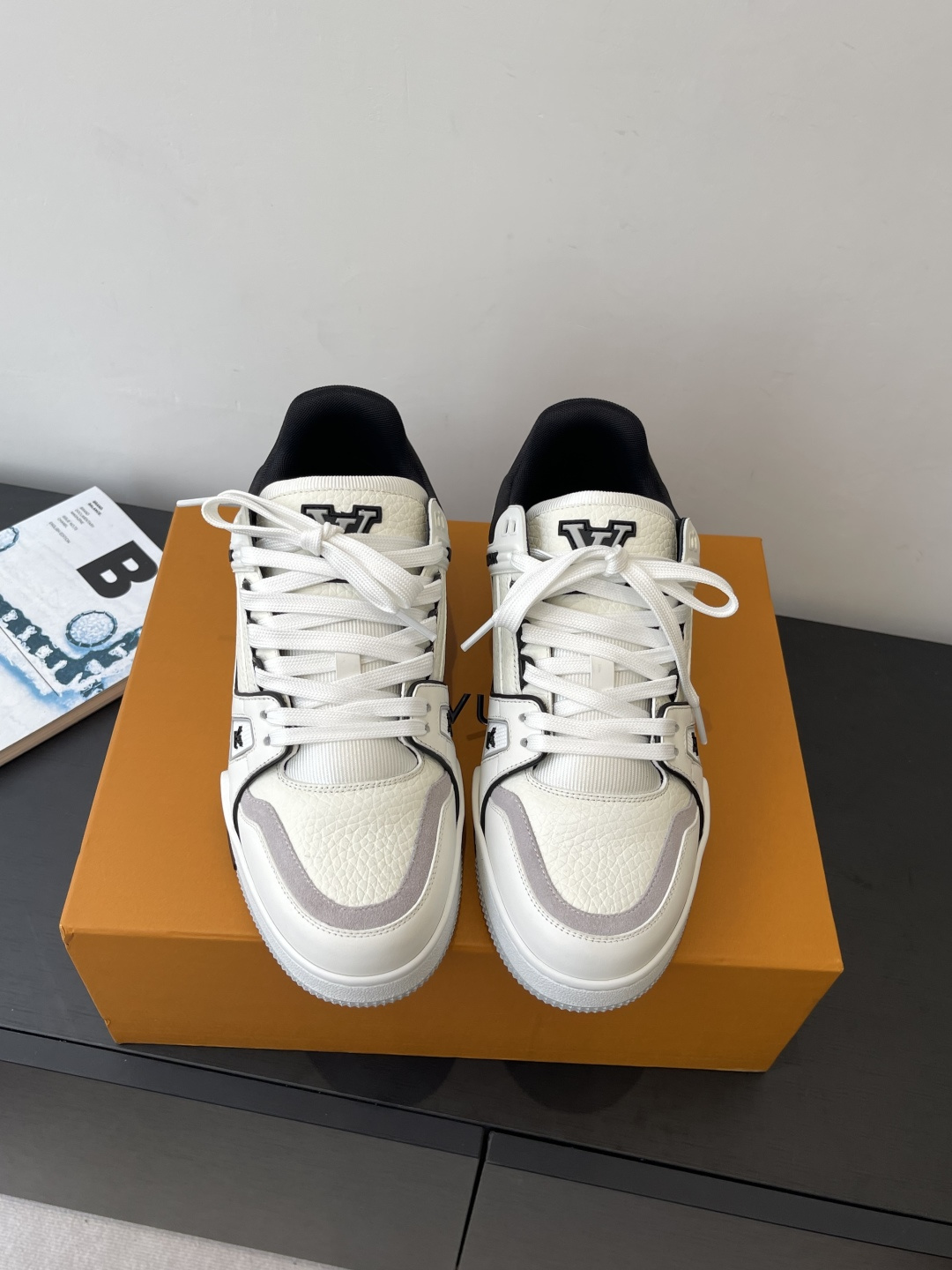 NO:545170,LV TARINE LV VUTON L Home Sneaker Shoes Skateboard Shoes Original Purchase and Development Made Production This LV Trainer sneakers are made of cowhide leather to create complex uppers, which require hours of ingenious sewing to complete. The classic configuration is from Virgil Abloh, showing the inspiration of retro basketball shoes Fabric: Original custom-made top layer cowhide Inner: Original custom breathable net Outsole: Original open-mode two-color TPU combination sole Size 38-46 (38 46 custom-made non-return and exchange), casual shoes/sports shoes, louis vuitton, louis vuitton, louis vuitton, louis vuitton, sneakers, cowhide19860909LV TARINE路易威登L家运动鞋 滑板鞋 原版购入开发 做货 本款LV Trainer 运动鞋选用牛皮革塑造繁复鞋面,需要数小时的匠心缝制方可完成.经典构型出自 Virgil Abloh 之手,展现复古篮球鞋的灵感启发 面料: 原版定制头层牛皮 内里: 原版定制透气网里 大底: 原版开模双色TPU组合大底 码数男款38-46（38 46定做不退换）,休闲鞋/运动鞋,louis vuitton,louis vuitton,louis vuitton,sneakers,cowhide,Women's Shoes