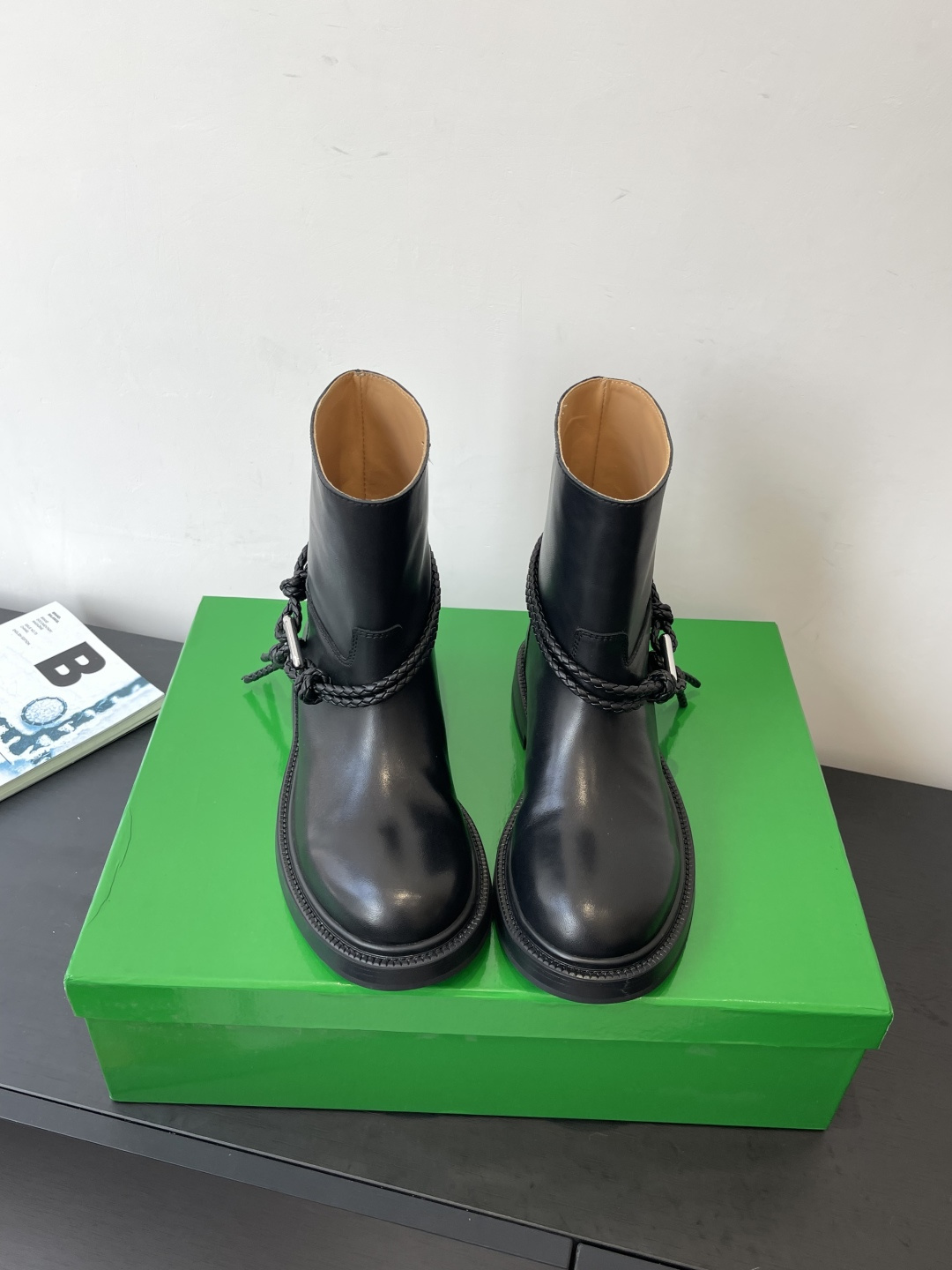 NO:558661,Bottega Veneta BV's new autumn and winter slip-on fashionable knight boots are so cool. I fell in love with this pair of rope boots at first sight. They must be locked up. The classic rope braid wraps around the boot body. It is matched with the iconic triangular metal buckle. The black and silver collision comes with a cool filter. When worn, you can instantly transform into a street girl. The boot shape shows off your long legs. Whether you wear it with floor-length jeans for a casual and relaxed look, a miniskirt for a hot girl style or even a suit pants for the elite route in the workplace.  It is the 'master key' for autumn and winter wear. Waxed calfskin upper, BV traditional dark brown cowhide lining, Italian genuine leather sole, injection-molded non-slip rubber on the forefoot, code number 35-40 (40 customized), boots, bottega veneta, bottega veneta, boots, skirts, jeans, business   suit, cowhide19860909Bottega Veneta BV秋冬新款 一脚蹬时尚 骑士靴 太酷了 一眼就爱上 这双绳结靴必须锁死 经典绳结编织缠绕靴身 搭配标志性三角金属扣 黑银碰撞自带酷飒滤镜 穿上直接化身街头拽姐 靴型超显腿长 不管是配拖地牛仔裤走随性松弛感 还是搭迷你裙玩辣妹风 甚至配西装裤走职场精英路线 都能完美适配 秋冬穿搭“万能钥匙”就是它 鞋面打蜡小牛皮 内里BV传统深咖色牛皮里 意大利真皮底前掌注塑防滑橡胶 码数35-40（40定做）,靴子,bottega veneta,bottega veneta,boots,skirts,jeans,business suit,cowhide,Women's Shoes