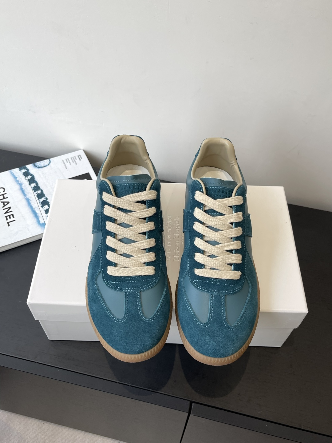 NO:559021,MaisonMargiela MM6 Classic moral training shoes, casual sports shoes, couple models, ghost designer brand, an affordable luxury brand. This German training shoe continues the classic T-shaped leather splicing design. It has been carefully improved many times by the design team. The soft and delicate characteristics are combined with the fashionable fabric surface, making it ultra-soft and comfortable while maintaining good breathability. Comfort and texture go hand in hand, making it easy to wear any combination in all seasons.  Original custom-made imported cowhide/suede/canvas lining, imported soft sheepskin lining, original molded rubber wear-resistant tendon bottom, size female 35-40 / male 39-45 (female 40, male 45 custom-made, non-refundable), casual shoes/sports shoes, masion margiela, masion   margiela,sneakers,cowhide,sheepskin,chamois leather19860909MaisonMargiela MM6 马吉拉 经典德训鞋 休闲运动鞋 情侣款 鬼才设计师品牌一个轻奢品牌 这一款德国训练鞋延续了经典的T形真皮拼接设计 经过设计团队多次的精心改良 柔软细腻的特点与时尚潮流的布面相结合 使其既有超高的柔软舒适度 又同时保持不错的透气性能~舒适与质感并行 轻松驾驭四季穿着任何搭配 原版定制进口牛皮/麂皮/帆布 内里 进口柔软羊皮里 原版开模橡胶耐磨牛筋底 码数女35-40 / 男39-45 （女40 男45定做不退换）,休闲鞋/运动鞋,masion margiela,masion margiela,sneakers,cowhide,sheepskin,chamois leather,Women's Shoes