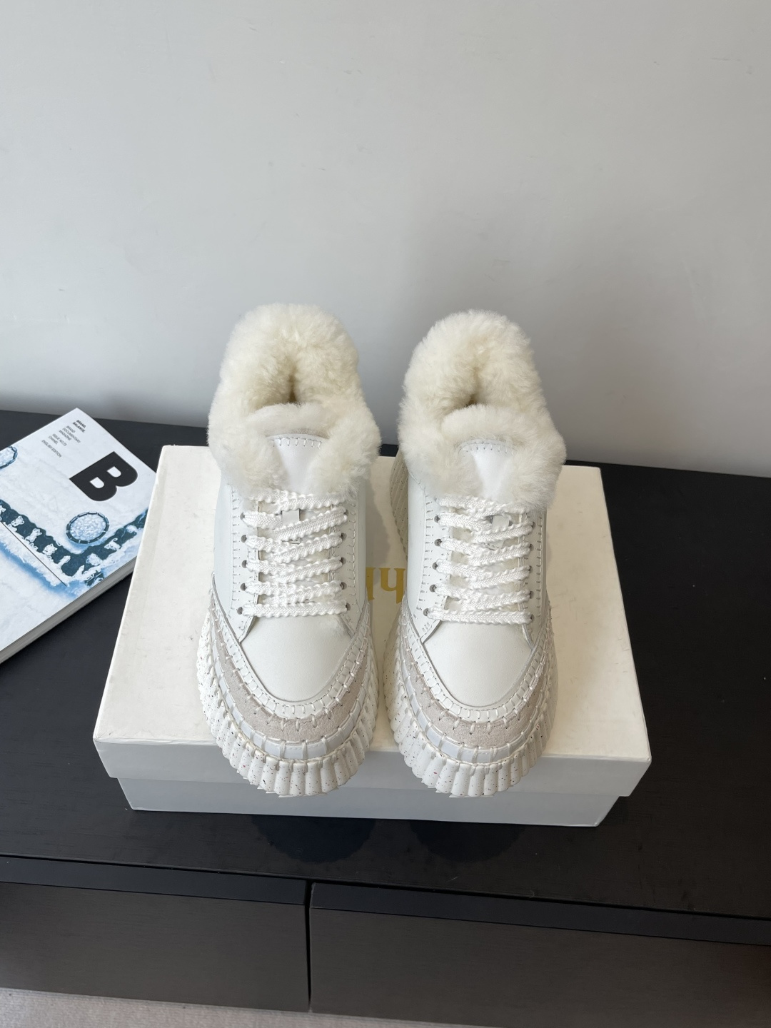 NO:559462,Chloe's new autumn and winter wool thick-soled casual shoes have become popular in the entire fashion circle. They come in a variety of colors. The fabric is made of imported cowhide. The lining is made of real wool. The texture is refreshing and breathable and does not scorch the feet. It is fashionable and simple style. Goddess love it. It is beautiful. 8cm ultra-light rubber foam vacuum outsole feels light and comfortable!  Size 35-42 (40.41.42 customized, non-returnable), snow boots, chloe, loewe, boots, cowhide19860909Chloe蔻依 秋冬新款 羊毛 厚底 休闲鞋风靡整个时尚圈以来 多色多款 这款面料使用进口牛皮 内里 采用真羊毛 质地清爽透气不焖脚 时尚简约范儿 女神都爱 美翻啦 8cm超轻橡胶发泡抽真空大底 脚感轻盈舒适！ 码数35-42（40.41.42定做不退换）,雪地靴,chloe,loewe,boots,cowhide,Women's Shoes