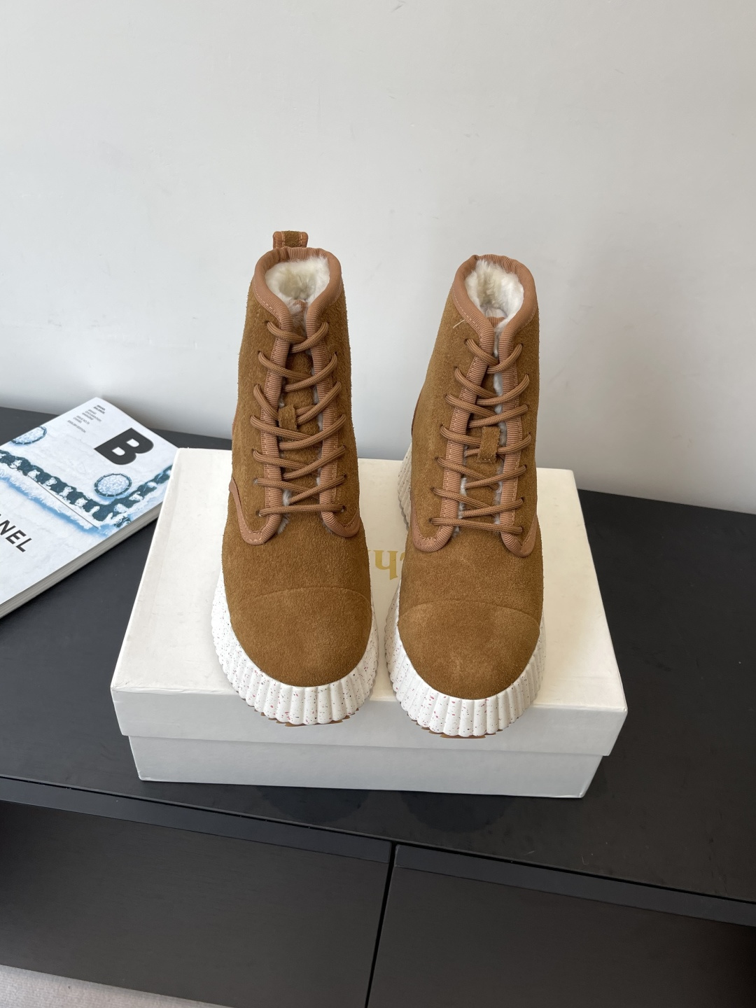 NO:559465,Chloe's new snow boots are launched simultaneously at the counter. The fabric is made of imported cow suede. The lining is real wool. The texture is refreshing and breathable and does not burn the feet. It is fashionable and simple style. Goddess love it. It is beautiful. 5cm ultra-light rubber foam vacuum outsole. The foot feels light and comfortable. Size 35-41 (40.41 custom-made and non-refundable), snow boots, chloe, loewe, boots19860909Chloe蔻依 专柜同步上市新款雪地靴, 这款面料使用进口牛反绒 内里 真羊毛 质感清爽透气不焖脚 时尚简约范儿 女神都爱 美翻啦 5cm超轻橡胶发泡抽真空大底 脚感轻盈舒适 码数35-41（40.41定做不退换）,雪地靴,chloe,loewe,boots,Women's Shoes