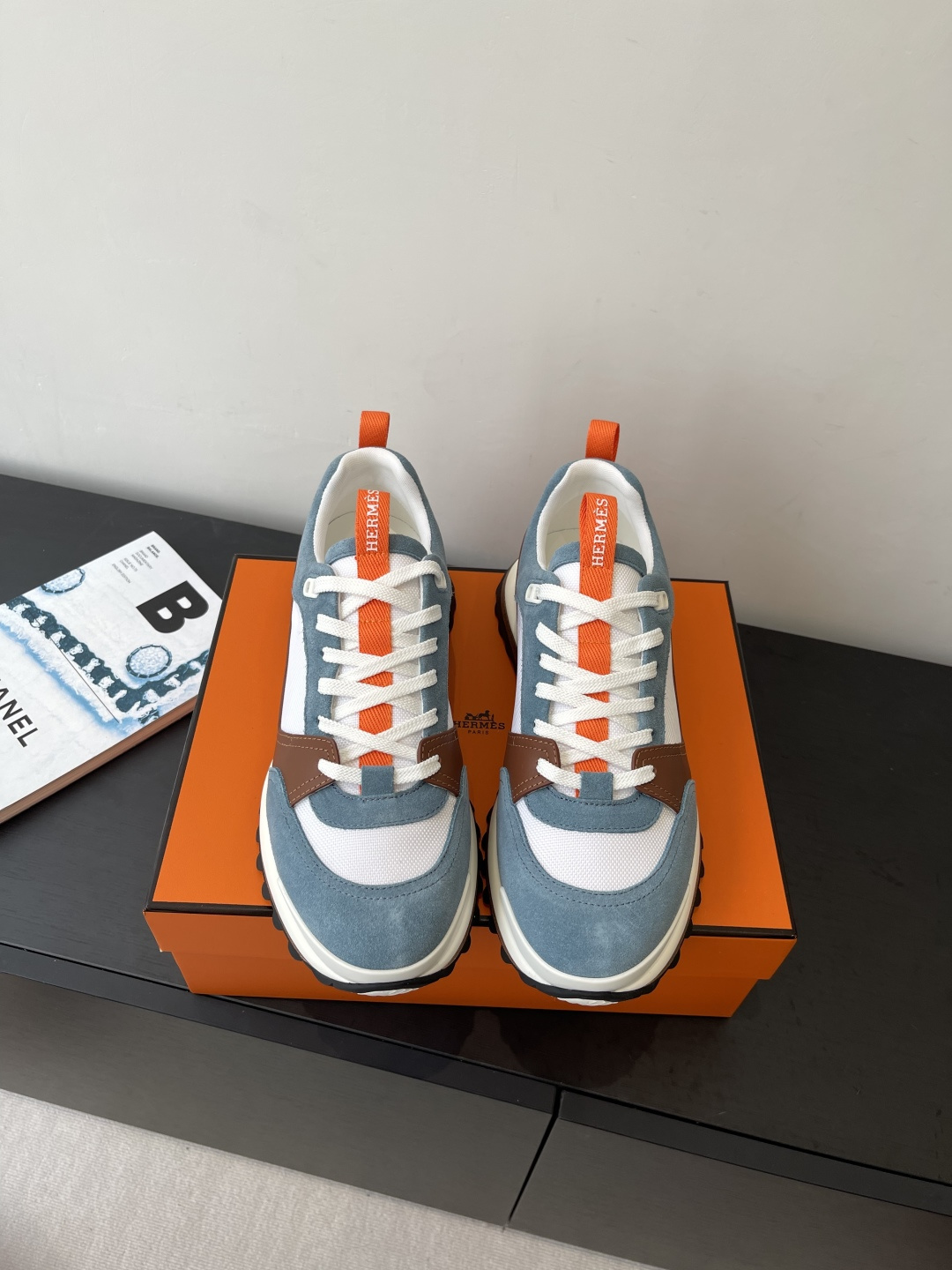 NO:560343,HERMES Hermès new product, men's casual sports shoes, upper Nappa calfskin, suede sheepskin leather, brand high mercerized canvas tongue, heel, brand logo webbing, foot pads, water-dyed cowhide, ultra-light TPU foam, rubber, two-color molded outsole, ultra-high quality control, fine workmanship, high-end, luxury, grade  Size 39-45, casual shoes/sports shoes, hermes, hermes, sneakers, cowhide, sheep19860909HERMES 爱马仕 新品 男款 休闲运动鞋 鞋面纳帕小牛皮 反绒羊京皮 品牌高丝光帆布鞋舌 后跟 品牌logo织带 垫脚水染牛皮 超轻TPU发泡 橡胶 双色成型大底 超高品控·做工精细凸显 高端 贵气 档次 码数39-45,休闲鞋/运动鞋,hermes,hermes,sneakers,cowhide,sheep,Women's Shoes