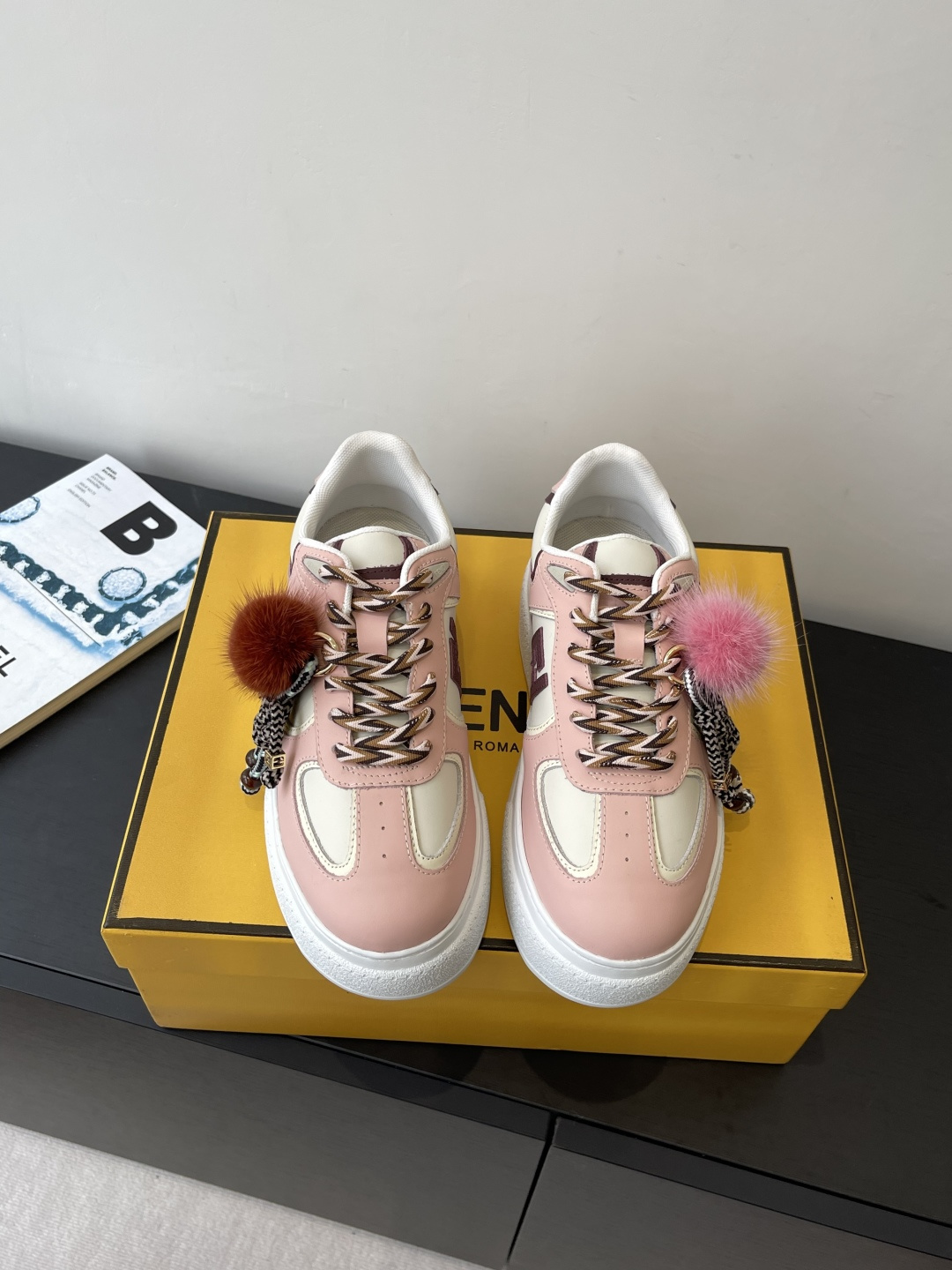 NO:560348,Fendi Fendi 25ss thick-soled match series casual sneakers. Original purchase, development and production. The first sneakers fendi match created by designer Kim Jones are similar to LV's Trainer basketball sneakers. The shoe shape is similar, with the addition of FF retro design. The upper is made of suede and leather stitching. The raised double F logo on the side is lined with terry velvet. The upper foot is super soft, lightweight and comfortable to match with a sweater. Full of youthful feeling. The fabric is original and customized imported first-layer cowhide.  The inner lining is imported custom-made breathable mesh. The sole is made of original molded ultra-light foam material. The bottom thickness is 5CM. Size: 35-41 (40.41 is custom-made and cannot be returned or exchanged), casual shoes/sports shoes, fendi, fendi, louis vuitton, louis   vuitton,sneakers,hoodie,sweatshirts,cowhide,chamois leather19860909Fendi芬迪 25ss 厚底match系列 休闲 运动鞋 原版购入开发 做货 设计师Kim Jones打造的首款运动鞋fendi match 和LV驴牌的Trainer篮球运动鞋 鞋型差不多 添加了FF复古的设计 鞋面采用麂皮和皮革拼接组合 侧面凸起的双F logo内里采用毛巾绒里 上脚超级柔软 轻便 舒适搭配卫衣 少年感满满 面料原版定制进口头层牛皮 内里进口定制透气网里 鞋底原版开模超轻发泡材质 底厚5CM 码数:35-41（40.41定做不退换）,休闲鞋/运动鞋,fendi,fendi,louis vuitton,louis vuitton,sneakers,hoodie,sweatshirts,cowhide,chamois leather,Women's Shoes