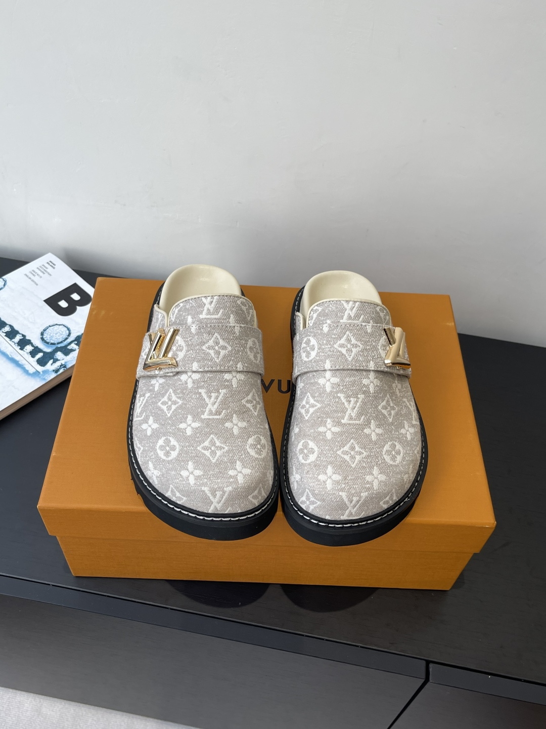 NO:560338,Louis Vuitton Louis Vuitton water table slippers, half-packed slippers, new Birkenstock slippers, new products, classic monogram outsole foam material, thickened sole platform, perfect score for comfort, perfect score, inner sheepskin code number 35-40, half-slip woolen shoes, louis vuitton, louis vuitton, slippers, sheepskin19860909Louis Vuitton 路易威登 水台拖鞋 半包拖 新款勃肯拖鞋 新品 经典monogram 大底发泡材质 加厚底台舒适度满分增高效果满分 内里羊皮 码数35-40,半拖毛毛鞋,louis vuitton,louis vuitton,slippers,sheepskin,Women's Shoes