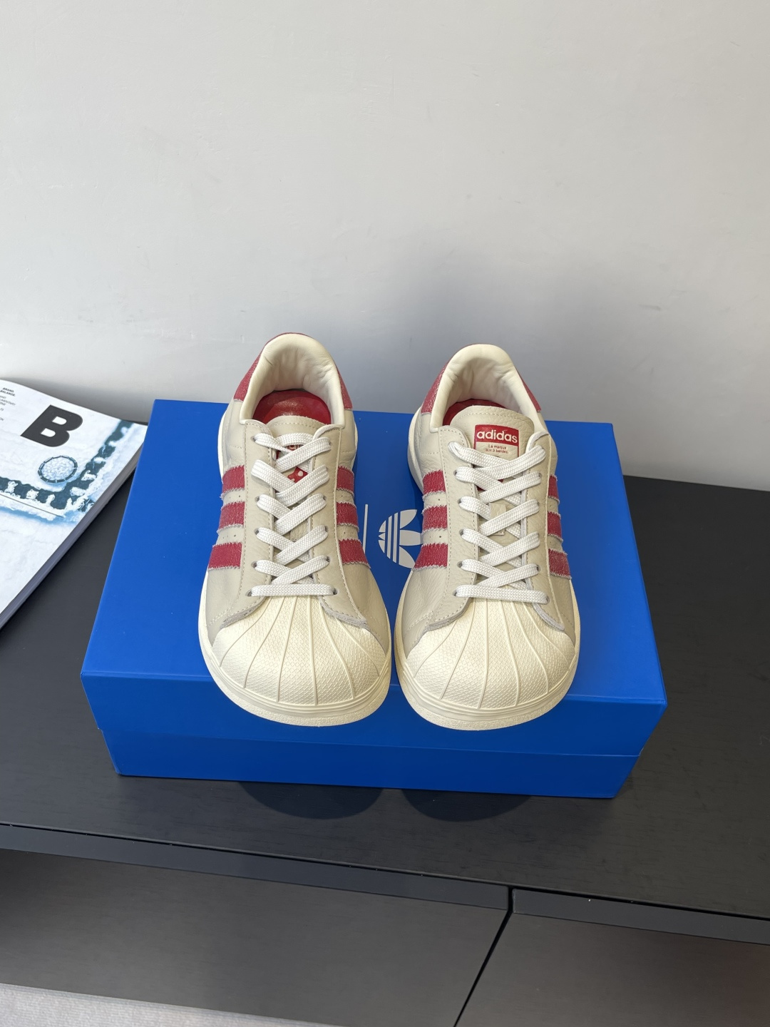 NO:560325,Adidas co-branded avavav 25ss shell toe skate shoes and sports shoes. Different from the last collaboration, this time the shell toe body is directly enlarged and widened, becoming a complete fashion 'square toe shell toe', which perfectly combines fashion attributes and sports trends. The shoe last and toe are widened, and the lining/tongue/insole is made of high-standard full leather. All leather surfaces are first-layer cow leather, which now truly becomes a square-toed 'leather shoe'  White and red still match the retro feel. If you need versatile properties, black will not disappoint you. Size 35-40 (40 customized), casual shoes/sports shoes, adidas, sneakers, cowhide19860909adidas 联名 avavav 25ss 贝壳头 滑板鞋 运动鞋 不同于上次联名 这次直接在贝壳头本体上加大加宽 成为了时尚完全体“方头贝壳头” 把时装属性和运动潮流揉合的恰到好处 鞋楦和鞋头都有加宽,内衬/鞋舌/鞋垫更是高规格的全皮,所有皮面都是头层牛皮革,这下真成方头“皮鞋”了 复古感还是白红对味,如果需要百搭属性,黑色也不会让你失望 码数35-40（40定做）,休闲鞋/运动鞋,adidas,sneakers,cowhide,Women's Shoes