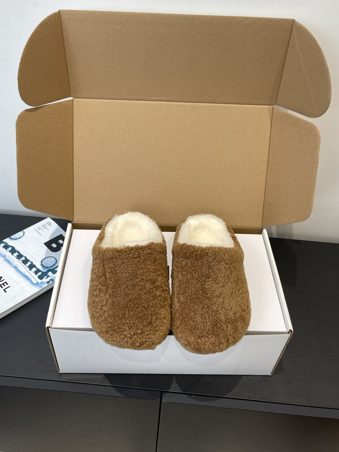 NO:560317,alo 25ss autumn and winter retro Birkenstock slippers, casual shoes, simplicity is king, exudes a sense of casual laziness, slip-on design, relaxed and comfortable. The upper is made of high-quality suede material, which feels delicate and has a retro accent. The mouth of the shoe is wrapped with fluffy and soft plush. It not only looks warm and heals, but also brings a cloud-like comfortable wrapping feeling when it fits the foot. The overall appearance is simple and elegant  There are no superfluous and complicated designs. Whether you are wearing it at home to enjoy lazy time or with casual clothes for going out, you can easily adapt it to create a casual and stylish style for you. Fabric imported wool, lining sheepskin/fur lining, original open-molded rubber non-slip outsole, size 35-40 (custom-made for 40, non-refundable), semi-shoes, sheepskin, chamois leather19860909alo 25ss 秋冬复古 勃肯拖 休闲单鞋 简约即王道 散发随性慵懒感 一脚蹬设计 轻松又自在 鞋面选用质感上乘的麂皮材质,触感细腻又自带复古腔调 鞋口处包裹着蓬松柔软的毛绒 不仅看着温暖治愈 贴合脚部时更是能带来云朵般的舒适包裹感 整体外观简约大方 没有多余的繁杂设计 不管是居家穿着享受慵懒时光 还是搭配休闲服饰出街 都能轻松适配 为你打造出随性又有格调的穿搭风格 面料进口羊毛 内里羊皮/毛里 原版开模橡胶防滑大底 码数35-40（40定做不退换）,半拖毛毛鞋,sheepskin,chamois leather,Women's Shoes