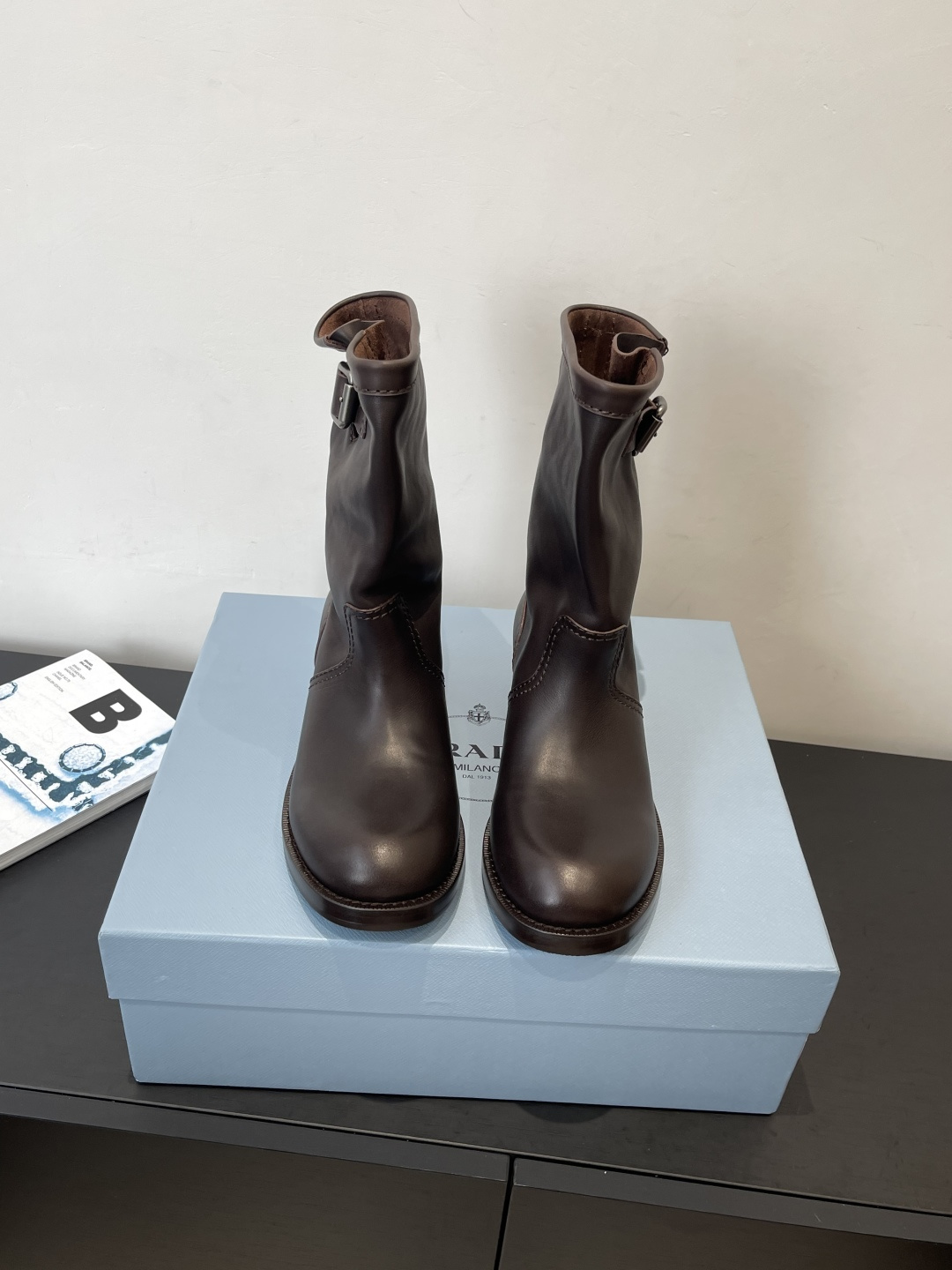 NO:560313,PRADA Prada 26 early spring brand new catwalk boots. The new season's distressed series has a heaping feel that is particularly stunning on your feet. Compared with miu, it is more practical and better in scenes. You will not regret it when you close your eyes. ZP develops shoe styles and customized colors. The uppers are customized with imported cowhide. The soles are imported molded outsoles. Genuine leather soles. Size 35-39 (customized in 40), boots, miumiu, prada, prada, boots, cowhide19860909PRADA普拉达 26早春 全新走秀王炸长靴靴 全新一季做旧系列堆堆感上脚尤为惊艳到你的一款 相比miu更为实用场景更优秀 闭眼入都是不会后悔ZP开发鞋型、订制颜色 鞋面定制进口牛皮 鞋底进口成型大底 真皮底 码数35-39（40定做）,靴子,miumiu,prada,prada,boots,cowhide,Women's Shoes