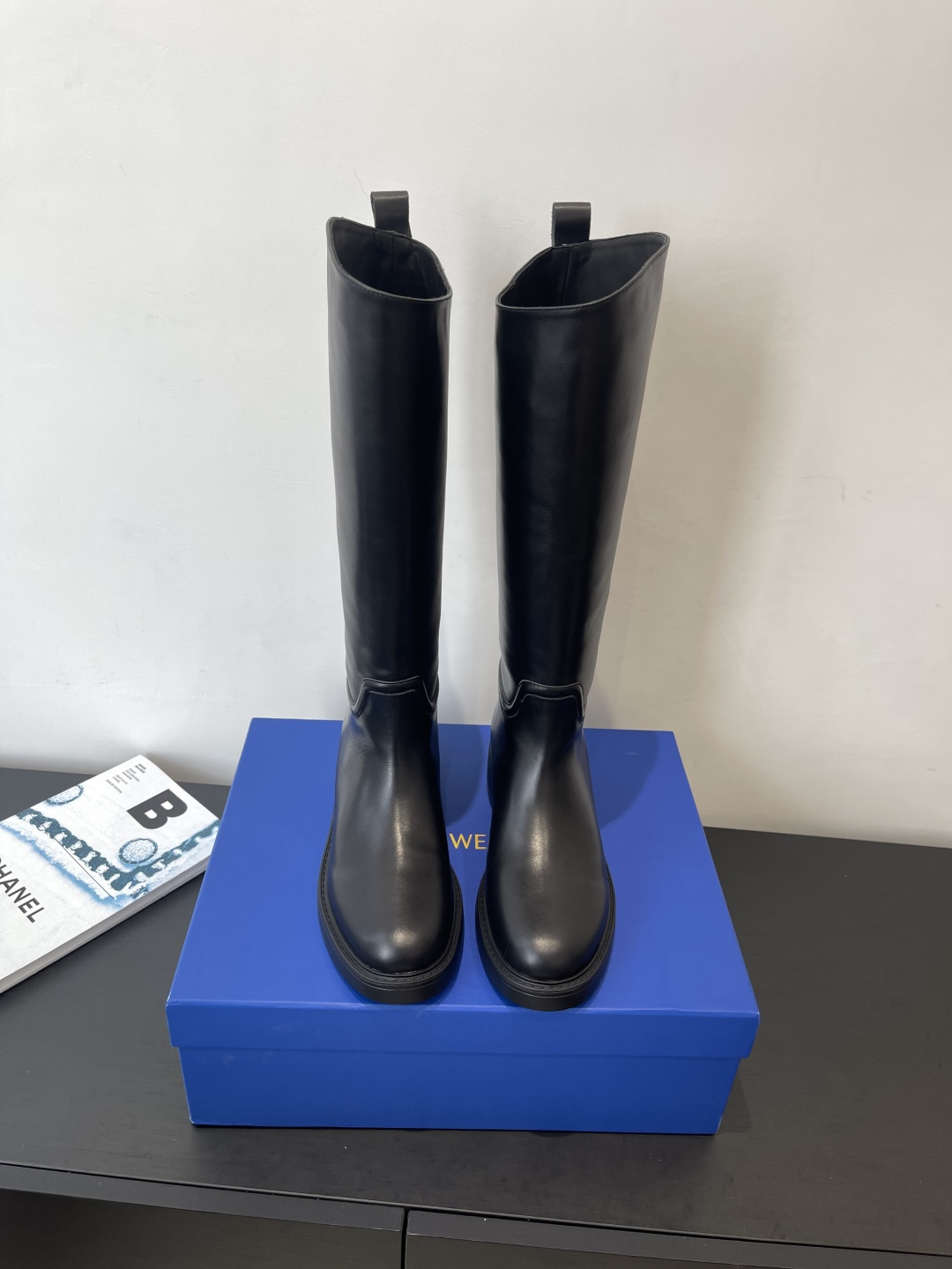 NO:562098,Stuart Weitzman 25 Autumn and Winter Boot Series SW New High Boots Rider Boots Classic, simple, handsome and versatile ~ Very good shoe shape, easy to wear, light and not bulky, increased height, easy to have long legs, slim legs, very fragrant ~ side zipper design, easy to put on and take off, style that can be worn in all seasons, calfskin lining, mixed sheepskin, foot pads, mixed sheepskin, latex pads are attached to the heel pressure points to improve overall comfort. Private model  IP foam light sole, size 35-40 (40 customized), boots, stuart weitzman, boots, cowhide, sheepskin19860909Stuart Weitzman 25秋冬靴系列 SW新款高筒靴 骑士靴 经典简约帅气百搭～鞋形超好 好穿到飞起 轻盈不笨重 增高 轻松拥有大长腿 显腿瘦绝绝子~大香了～侧拉链设计 方便穿脱 四季可穿的款式 面料小牛皮 内里里色混种羊皮 垫脚混种羊皮 后跟受力点附了乳胶垫提升整体舒适度 私模 IP发泡轻底 码数35-40（40定做）,靴子,stuart weitzman,boots,cowhide,sheepskin,Women's Shoes