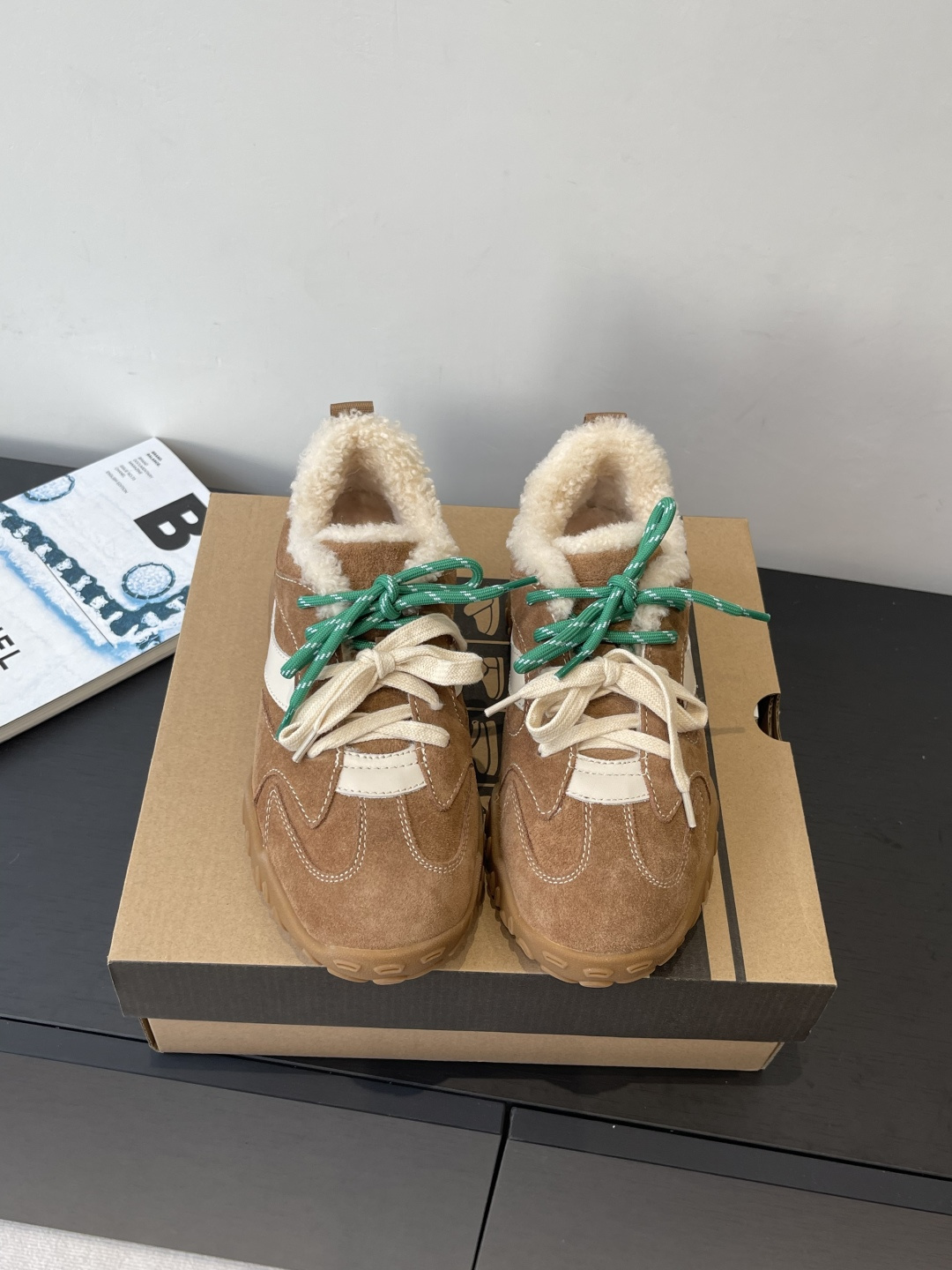 NO:576842,UGG's new wool moral training shoes for autumn and winter. Another retro moral training shoe that will surprise you. The perfect combination of color and solid color. The multi-color pair of shoelaces is just right. It is the perfect match for going out. Made of Australian small-volume wool. Comfortable and soft outsole. Size 35-40, casual shoes/sports shoes, sneakers, sneakers19860909UGG秋冬新款羊毛德训鞋 又一款惊艳到你的复古德训鞋 彩色与净色的完美搭配 多色双鞋带美的恰到好处 是出街的完美搭子 澳洲小卷羊毛里 舒适松软的大底 码数35-40,休闲鞋/运动鞋毛毛鞋,sneakers,Women's Shoes