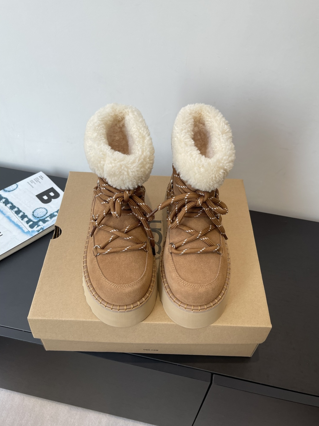 NO:576836,UGG 25WF new strappy thick-soled snow boots. These snow boots break the stereotype of winter shoes. They integrate thermal functionality and fashion to redefine the comfortable aesthetics of cold season wear. The core one-piece sheepskin material continues the brand's classic core. The fine wool tightly wraps the feet, like walking barefoot through the herd of sheep. It automatically adjusts the environment inside the boot to keep warm and refreshing. The innovative thick-soled design is a blessing for small people.  The lightweight material has been optimized through tens of thousands of tests to achieve a natural heightening effect while maintaining light cushioning when walking. You can go shopping without any burden. The transformation from 'warm tool' to 'fashionable and cutting-edge goods' allows winter walking to be wrapped in gentleness while also bringing a fashionable edge. Size 35-39 (customized in 40), snow boots, boots, sheepskin19860909UGG 25WF新品绑带厚底雪地靴 这款雪地靴打破冬日鞋履的刻板印象 将保暖功能性与时髦感熔铸一体 重新定义冷季穿搭的舒适美学 核心的羊皮毛一体材质延续品牌经典内核 细腻羊毛紧密包裹双脚 如赤脚穿行于羊群般恒温透气 自动调节靴内环境 兼顾保暖与清爽 革新性厚底设计堪称小个子福音 轻盈材质经上万次试验优化 既实现自然增高效果 又保持行走时的缓震轻盈 逛街暴走也毫无负担 从'保暖工具'到'时髦尖货'的蜕变 让冬日步履既被温柔包裹 又能自带时尚锋芒 码数35-39（40定做）,雪地靴,boots,sheepskin,Women's Shoes