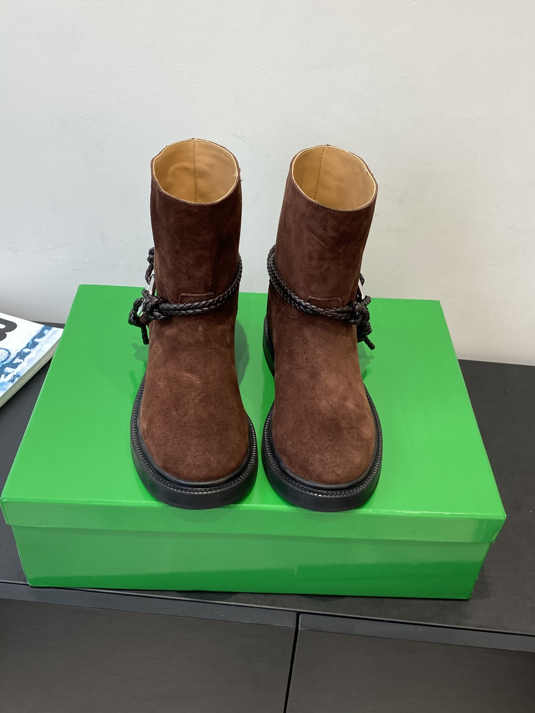 NO:578475,Bottega Veneta BV's new autumn and winter slip-on fashionable knight boots are so cool. I fell in love with this pair of rope boots at first sight. They must be locked up. The classic rope braid wraps around the boot body. It is matched with the iconic triangular metal buckle. The black and silver collision comes with a cool filter. When worn, you can instantly transform into a street girl. The boot shape shows off your long legs. Whether you wear it with floor-length jeans for a casual and relaxed look, a miniskirt for a hot girl style or even a suit pants for the elite route in the workplace.  It is the 'master key' for autumn and winter wear. Suede upper, BV traditional dark brown cowhide lining, Italian genuine leather sole, forefoot injection molded non-slip rubber, code number 35-40 (40 customized), boots, bottega veneta, bottega veneta, boots, skirts, jeans, business suit, cowhide, chamois leather19860909Bottega Veneta BV秋冬新款 一脚蹬时尚 骑士靴 太酷了 一眼就爱上 这双绳结靴必须锁死 经典绳结编织缠绕靴身 搭配标志性三角金属扣 黑银碰撞自带酷飒滤镜 穿上直接化身街头拽姐 靴型超显腿长 不管是配拖地牛仔裤走随性松弛感 还是搭迷你裙玩辣妹风 甚至配西装裤走职场精英路线 都能完美适配 秋冬穿搭“万能钥匙”就是它 鞋面麂皮 内里BV传统深咖色牛皮里 意大利真皮底前掌注塑防滑橡胶 码数35-40（40定做）,靴子,bottega veneta,bottega veneta,boots,skirts,jeans,business suit,cowhide,chamois leather,Women's Shoes