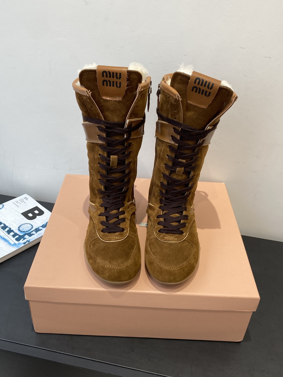 NO:578471,Miu Miu 25 autumn and winter new style wool boots, Martin boots, retro, classic, simple, handsome and versatile ~ the shape of the shoes is super good, easy to wear, light and not bulky, full wool lining, super good-looking and warm, a must-have for winter, imported cow suede lining, wool lining, original open molded outsole, size women's 35-40 (40 custom made, non-returnable), boots, miumiu, boots19860909Miu Miu 缪缪 25秋冬新款 羊毛靴 马丁靴 复古经典简约帅气百搭～鞋形超好 好穿到飞起 轻盈不笨重 全羊毛内里 超级好看又保暖 冬季必备款 面料进口牛反绒 内里羊毛内里 原版开模大底 码数女35-40（40定做不退换）,靴子,miumiu,boots,Women's Shoes