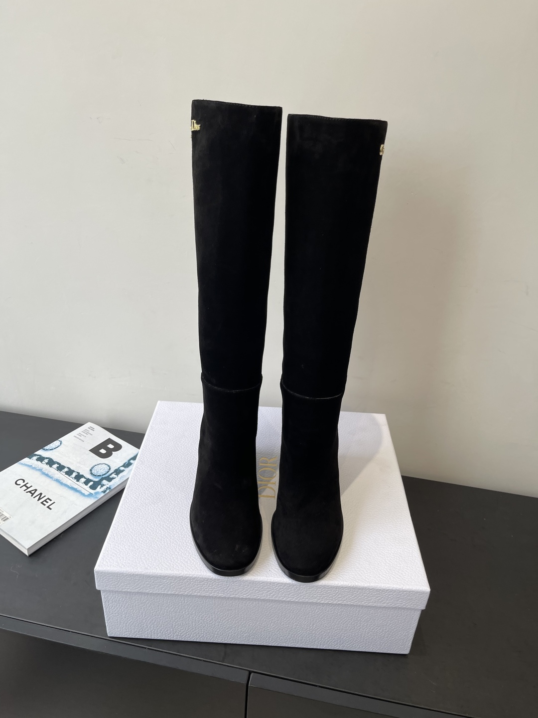 NO:592288,Dior Dior 25 new products for autumn and winter D-Town punk style new long boots ready-to-wear series Thick-heeled round-toe women's boots make you taller and slimmer without tiring your feet. Autumn and winter with 8cm cylindrical heel and heel brand characteristic details electric film to highlight the charm of fashion and elegance. Material cowhide leather lining sheepskin Heel height 8Cm Leather injection molded outsole  Size 35-39 (40.41.42 customized, non-refundable), boots, dior, dior, boots, cowhide, sheepskin19860909Dior迪奥 25秋冬新品 D-Town 朋克风 长靴成衣新品系列 粗跟圆头女靴显高瘦不累脚 秋冬搭配8厘米圆柱形鞋跟和鞋跟品牌特色细节电度片彰显时尚高雅的魅力 面料牛皮 内里羊皮 跟高8Cm 真皮注塑大底 码数35-39（40.41.42定做不退换）,靴子,dior,dior,boots,cowhide,sheepskin,Women's Shoes