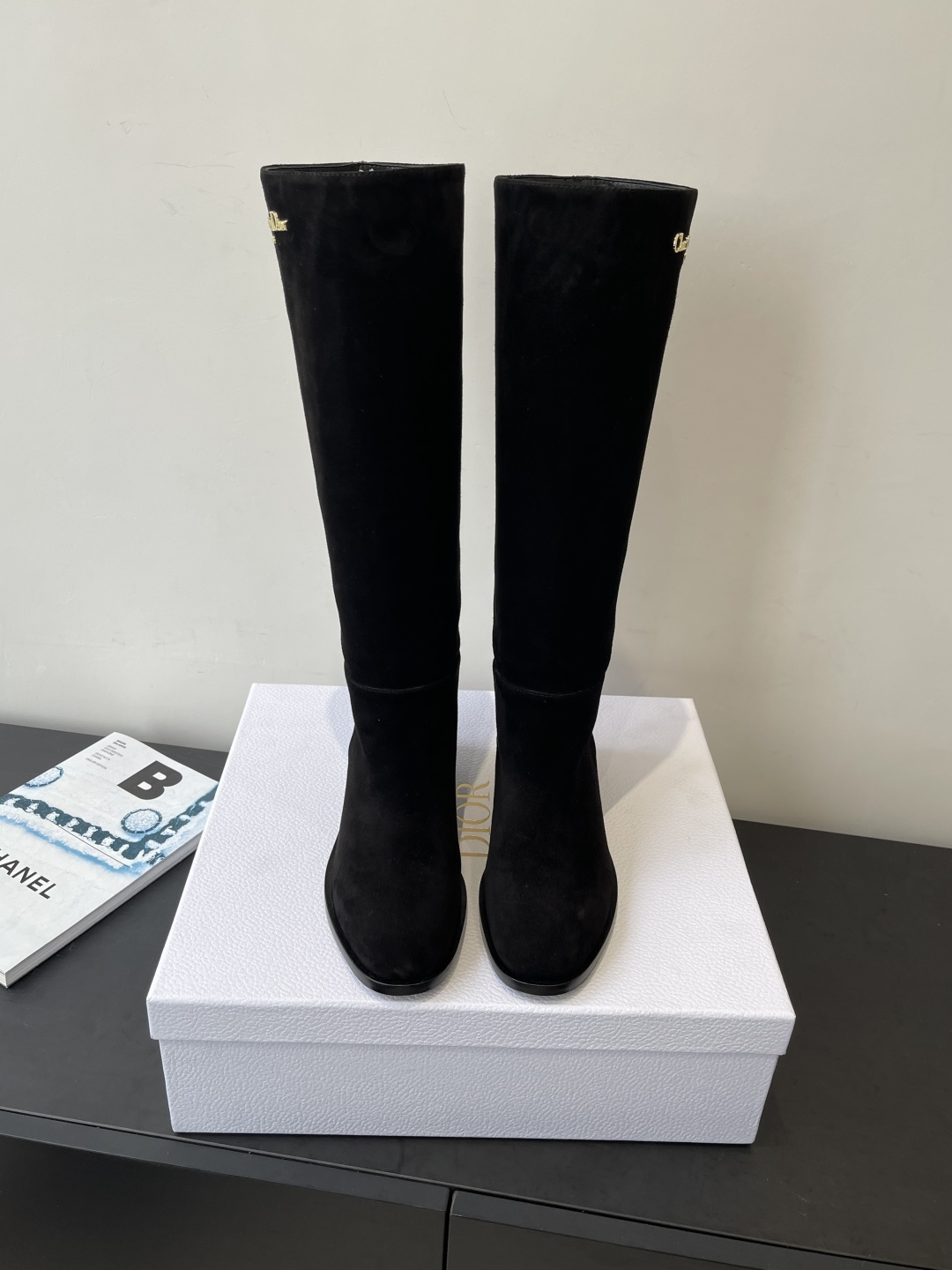 NO:592290,Dior Dior's 25 new autumn and winter products, punk style boots, knight boots, original development of versatile slim feet, three-dimensional and full shape, novel style, perfect details, cool, decorated with two-color original electroplated 'Christian Dior' logo on the top, comfortable, luxurious and classy upper foot, showing temperament, fabric cowhide, sheepskin lining, imported genuine leather outsole  Size 35-39 (40.41.42 custom-made, non-refundable), boots, dior, dior, boots, cowhide, sheepskin, Leather soles19860909Dior迪奥 25秋冬新品 朋克风 长靴 骑士靴 原版开发百搭瘦脚 造型立体饱满 设计风格新颖 细节完美 酷炫 顶部饰以双色原版电镀“Christian Dior”标志 上脚舒适奢华大气上档次 彰显气质 面料牛皮 内里羊皮 进口真皮大底 码数35-39（40.41.42定做不退换）,靴子,dior,dior,boots,cowhide,sheepskin,Leather soles,Women's Shoes