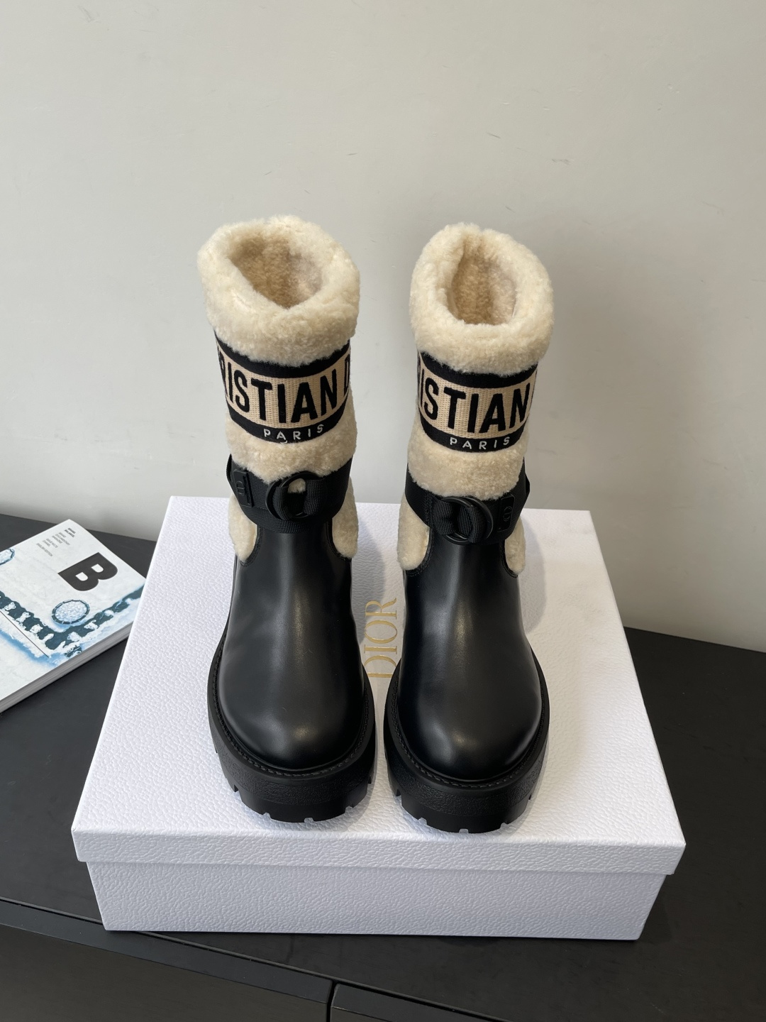 NO:594281,Top quality Dior 25fw new arrival~ Dior's new autumn and winter Martin boots/wool short boots, D's classic boot style!  The upper is made of cowhide, the texture is great, and the lining is all fur!  Perfect combination of good looks and functionality. Super handsome on the feet. Comfortable and warm. Full of autumn and winter atmosphere. Materials and craftsmanship. Upper grained cowhide fabric. Lined with integrated fur. Wool lining. Original wear-resistant rubber outsole. Size35-41 (40 41 custom-made, non-refundable), boots, dior, dior, dior, boots, cowhide19860909顶级品质 Dior 25fw new arrival～ 迪奥秋冬新款马丁靴/羊毛短靴 D家经典的靴型！鞋面牛皮材质 质感超赞 内里皮毛一体！妥妥的颜值与功能性完美融合 上脚超级帅气 舒服 保暖 秋冬氛围感拉满 材质与工艺 鞋面粒面牛皮面料 里衬皮毛一体 羊毛内里 鞋底原版耐磨橡胶大底 Size35-41（40 41订做不退换）,靴子,dior,dior,dior,boots,cowhide,Women's Shoes