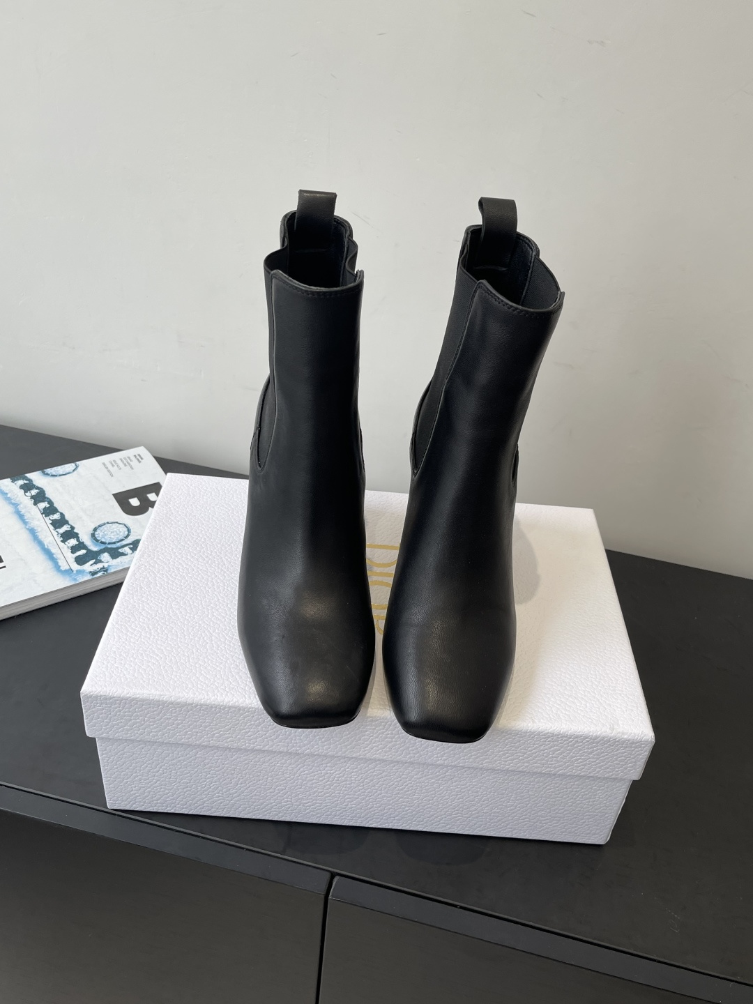 NO:592292,Dior Dior 25ss new autumn and winter thick-heeled short boots. This D-Shadow high-heeled sleeve boots are double-layer elastic and suitable for autumn and winter. The 8cm cylindrical heel and the heel brand characteristic details of the electronic film highlight the fashionable and elegant charm. The fabric is mixed sheepskin. The lining/foot-padding sheepskin is imported genuine leather outsole. The size is 35-39 (40.41.42).  Customized (non-refundable), boots, dior, dior, boots, sheepskin, Leather soles19860909Dior迪奥 25ss秋冬新款 粗跟短靴  这款 D-Shadow高跟套筒靴子 双层松紧 秋冬搭配 8厘米圆柱形鞋跟和鞋跟品牌特色细节电度片彰显时尚高雅的魅力 面料混种羊皮 内里/垫脚羊皮 进口真皮大底码数35-39（40.41.42 定做不退换）,靴子,dior,dior,boots,sheepskin,Leather soles,Women's Shoes