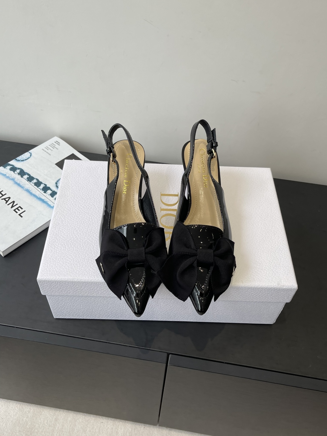 NO:592286,Dior Dior 25ss new product bow pointed toe high heels This My Dior slingback high heels are exquisite and elegant. They are carefully made of patent cow leather. The pointed toe design is highly recognizable and highlights Dior's extraordinary craftsmanship. It is equipped with butterfly laces and graphic style heels to make the fashionable design more elegant. Patent leather upper, sheepskin lining and imported genuine leather outsole.  Size 35-40 (40.41.42 customized, non-refundable), high heels and sandals, dior, dior, sandals, high heels, cowhide, sheepskin, Leather soles19860909Dior 迪奥 25ss新品 蝴蝶结 尖头高跟鞋 这款 My Dior 露跟高跟鞋 精致优雅 采用漆皮牛皮革精心制作 尖头设计 富有辨识度 彰显 Dior 非凡的精湛工艺 搭配蝴蝶系带和图形风格鞋跟 令时尚的设计更显典雅 鞋面漆皮 内里羊皮内里 进口真皮大底 码数35-40（40.41.42定做不退换）,高跟鞋凉鞋,dior,dior,sandals,high heels,cowhide,sheepskin,Leather soles,Women's Shoes