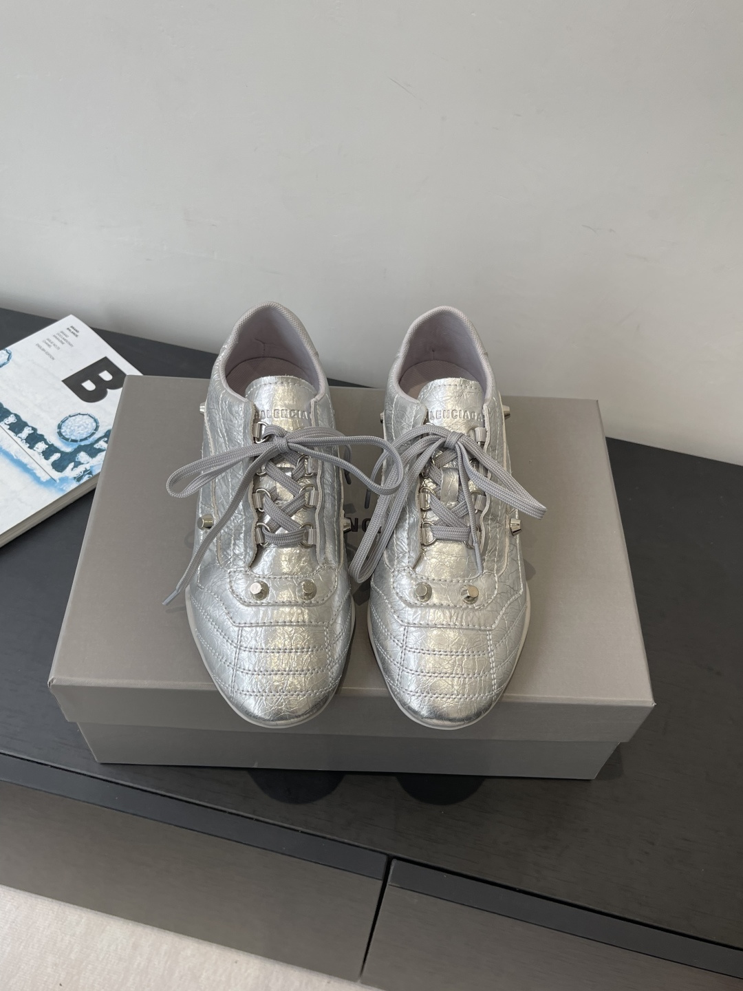 NO:592284,Balenciaga 25ss new product, sports style, retro, moral training shoes. Based on retro football shoes, combined with Balenciaga's iconic 'fashion sports style'. The upper is made of embossed leather with a delicate luster and high-end texture. Some colors are coated with metallic coating to increase eye-catching. The shoe body is decorated with rivets and stitching texture. It retains the classic elements of football shoes and enhances the sense of luxury through exquisite craftsmanship. The laces are the same color as the shoe body. The overall style is unified and there are rich color options.  It can be worn with casual pants/jeans for street style or with skirts to create a 'sweet and cool contrast', which is a very popular type of fashion sneakers in recent years. Cowhide upper, mesh lining, rubber outsole, size: 35-40 yards (40 yards are custom-made and non-refundable), casual shoes/sports shoes, balenciaga, balenciaga, sneakers, skirts, jeans, cowhide19860909Balenciaga 25ss 新品 运动风 复古 德训鞋 以复古足球鞋为原型 融合巴黎世家标志性的“时装运动风” 鞋面采用压纹皮革 自带细腻光泽和高级质感 部分颜色用了金属感涂层 增加吸睛度 鞋身有铆钉装饰车线纹理 保留了足球鞋的经典元素 通过精致工艺提升了奢华感 鞋带与鞋身同色 整体风格统一 色彩选择丰富 既可以搭休闲裤/牛仔裤走街头风 也能配裙装打造“甜酷反差感”是近年很火的时装球鞋类型 鞋面牛皮 内里网布 大底橡胶大底 码数 :35-40码（40码定做不退换）,休闲鞋/运动鞋,balenciaga,balenciaga,sneakers,skirts,jeans,cowhide,Women's Shoes