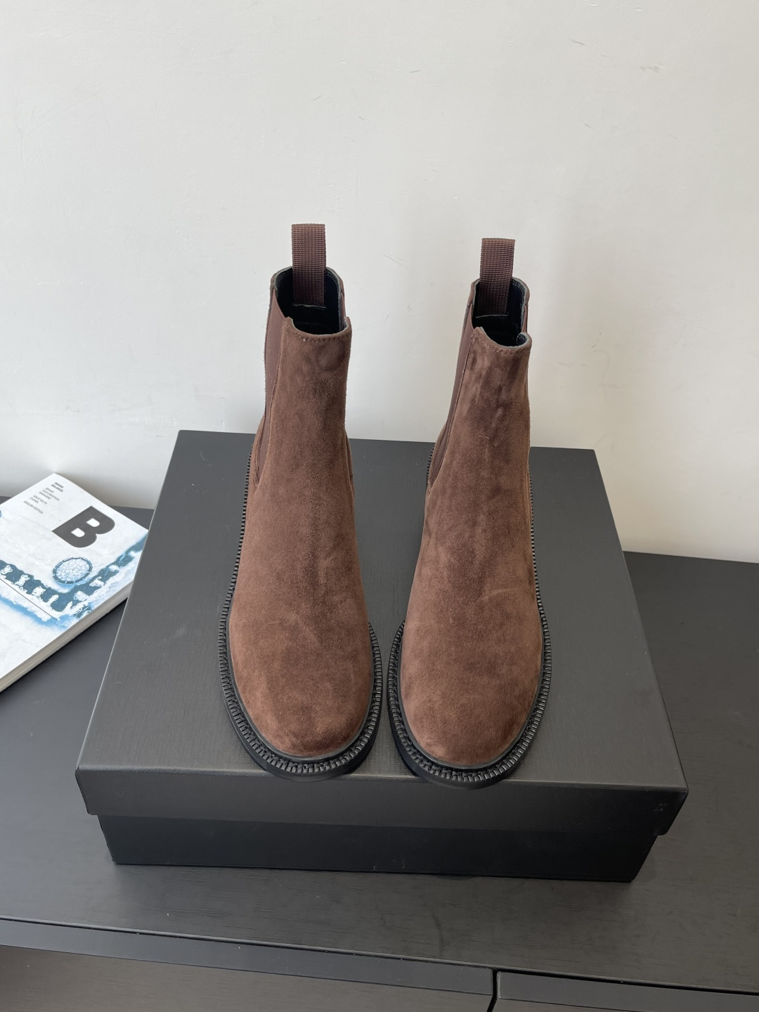 NO:592875,Saint Laurent Saint Laurent 25ss latest model Brogue British style Chelsea boots Loafers 2025 new upgraded recommended items The same style for celebrities The upper effect is very comfortable The finished product is very popular and can withstand the test of time Recommended items for autumn and winter Paired with dresses Skinny jeans are a must-have for fashionistas Original imported calfskin for the uppers Sheepskin lining for the feet Italian imported multi-layer combination genuine leather outsole Size 35-40  (40.41.42 Customized items are not returnable or exchangeable), boots, saint laurent, saint laurent, loafers, boots, skirts, cowhide, sheepskin, Leather soles19860909Saint Laurent 圣罗兰 25ss最新款 布洛克英伦风 切尔西短靴 乐福鞋2025全新升级力推单品 明星同款 上脚效果非常舒服 成品极具流行风潮 能承受时间的检验 秋冬力推单品 搭配连衣裙 skinny jeans潮人必备 鞋面原版进口小牛皮 垫脚内里羊皮 意大利进口多层组合真皮大底 码数35-40 (40.41.42定做不退换),靴子,saint laurent,saint laurent,loafers,boots,skirts,cowhide,sheepskin,Leather soles,Women's Shoes