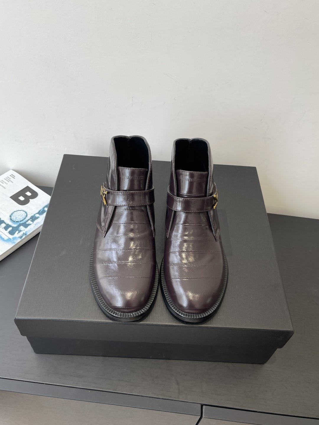 NO:592877,Saint Laurent Saint Laurent 25ss latest model brogue British style loafers short boots 2025 new upgrade recommended single product The same style as the star is very comfortable on the foot. The finished product is very popular and can withstand the test of time. Recommended single product in autumn and winter. It is a must-have for fashionable people with dresses. Skinny jeans. Original imported calfskin upper, sheepskin lining for foot pads. Italian imported multi-layer combination genuine leather outsole. Size 35-40.  (40.41.42 Customized items are not returnable or exchangeable), boots, saint laurent, saint laurent, loafers, boots, skirts, cowhide, sheepskin, Leather soles19860909Saint Laurent 圣罗兰 25ss最新款 布洛克英伦风 乐福鞋 短靴 2025全新升级力推单品 明星同款 上脚效果非常舒服 成品极具流行风潮 能承受时间的检验 秋冬力推单品 搭配连衣裙 skinny jeans潮人必备 鞋面原版进口小牛皮 垫脚内里羊皮 意大利进口多层组合真皮大底 码数35-40 (40.41.42定做不退换),靴子,saint laurent,saint laurent,loafers,boots,skirts,cowhide,sheepskin,Leather soles,Women's Shoes