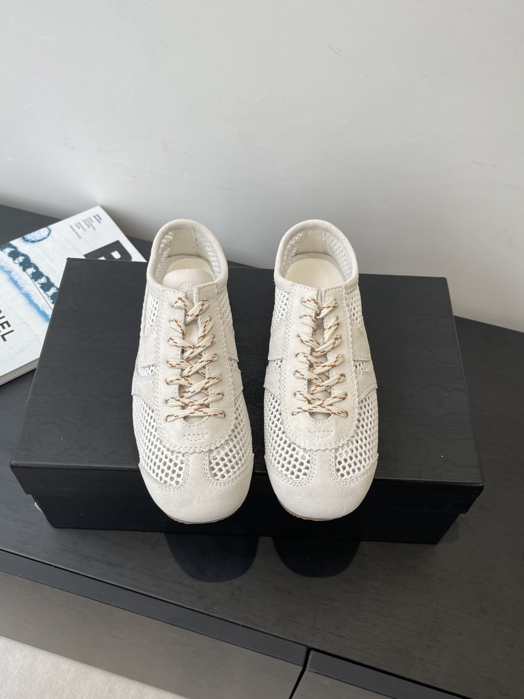 NO:593354,Dries Van Noten·DVN marathon retro moral training shoes for couples. The designer distorts and subverts classic elements to create practical and practical sports shoes with rich design. The upper is made of suede, soft cowhide and other materials, and is matched with this year's popular nylon twist rope shoelaces. Practicality and fashion are perfectly balanced. Size: 35-45 (female 40)  Men's 45 (customized), casual shoes/sports shoes, sneakers, cowhide, chamois leather19860909Dries Van Noten·DVN 马拉松复古德训鞋 情侣款 设计师通过改造 扭曲和颠覆经典元素 打造出实用而富有设计感实穿的运动鞋履  鞋面由麂皮 柔软牛皮等材质拼接而成 并搭配今年流行的尼龙扭绳鞋带 实用性与时尚性得到完美的平衡码数:35-45（女40 男45定做）,休闲鞋/运动鞋,sneakers,cowhide,chamois leather,Women's Shoes