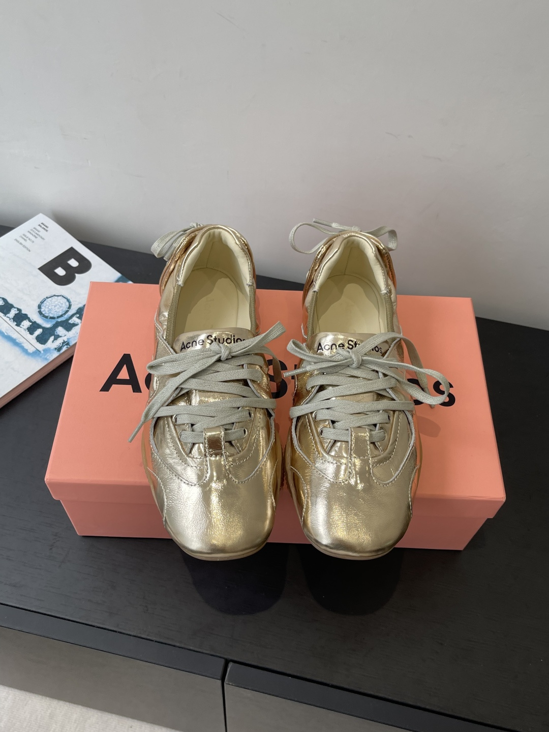 NO:593352,Acne Studios new ballet sneakers Acne Studios combines sneakers with elements of the popular ballet slippers to launch ballet sneakers for the first time. The entire pair of shoes also refers to the actual pointe shoes worn by ballerinas, creating a strap design in the front half. There are also cross straps on the heel. The boat-shaped shoe body, narrow and long last, etc. are somewhat similar to pointe shoes. The upper is made of textured veneer leather. There are also exquisite decorative straps on the rear of the shoe. It is paired with a seamless rubber sole.  It is a pair of flat shoes with both romantic and street feel. Size 35-40 (40 custom-made), snow boots, Acne studios, dior, boots, flats, sneakers19860909Acne Studios 新款芭蕾舞运动鞋 Acne Studios将运动鞋与当下热门的芭蕾舞鞋元素结合首次推出芭蕾舞运动鞋 整双鞋也参考了芭蕾舞女演员真实穿的足尖鞋 打造前半段的绑带设计 脚后跟的地方也有交叉绑带 船型鞋身、窄长楦头等等 都和足尖鞋有几分相似 鞋面采用带有纹路的饰面皮革制成 鞋后方还有精致的装饰性绑带 搭配无缝橡胶鞋底 是一双兼具浪漫与街头感的平底鞋 码数35-40（40定做）,雪地靴,acne studios,dior,boots,flats,sneakers,Women's Shoes