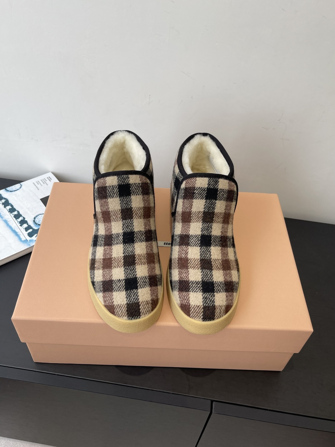 NO:593350,MiuMiu Miu Miu's new autumn and winter catwalk style. Pure wool snow boots are a warm choice for sweet and cool girls in winter. Snow boots have a new level of sweetness and coolness. From styling to details, they have the right combination of girliness and warmth. The mercerized cow suede fabric has a delicate and high-end feel. The wool edge of the shoe mouth is fluffy and soft, which is visually very 'warm'. It can also modify the ankle line and make the calf look slimmer. It is very suitable for daily outings and winter commuting.  Size 35-40 (40 is custom-made and non-refundable), snow boots, miumiu, boots19860909MiuMiu 缪缪 秋冬走秀新款 纯羊毛雪地靴冬日甜酷少女的温暖选择 雪地靴甜酷新高度 从造型到细节 把少女感与保暖性拿捏刚好,丝光牛反绒面料自带细腻高级感 鞋口羊毛绒边蓬松柔软 视觉上就很“暖” 还能修饰脚踝线条 让小腿看起来更纤细 无论是日常出街还是冬日通勤 都很合适 码数35-40（40定做不退换）,雪地靴,miumiu,boots,Women's Shoes