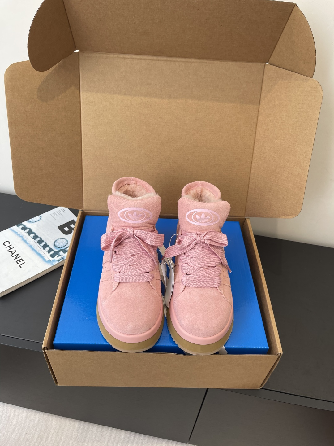 NO:593344,Adidas clover 25ss new autumn and winter products Thick-soled wool snow boots help you easily cope with the cold. Soft and comfortable inside to create a warm feeling. Ingenious design on the outside to keep young feet dry. Suede fabric effectively copes with bad weather. Wide opening. Easy to put on and take off. Thick wool lining has soft texture and helps keep feet warm in cold weather.  Size 35-40 (40 is custom-made and non-refundable), casual shoes/sports shoes, adidas, boots, sneakers, chamois leather19860909Adidas三叶草 25ss秋冬新品 厚底 羊毛雪地靴  助你轻松应对寒冷 内里柔软舒适 营造温暖感受 外侧匠心设计 令稚嫩双足保持干爽 麂皮面料 有效应对不良天气 宽敞开口 易于穿脱 厚实羊毛里料质感柔软 在寒冷天气帮助双足保持温暖 码数35-40（40定做不退换）,休闲鞋/运动鞋毛毛鞋,adidas,boots,sneakers,chamois leather,Women's Shoes