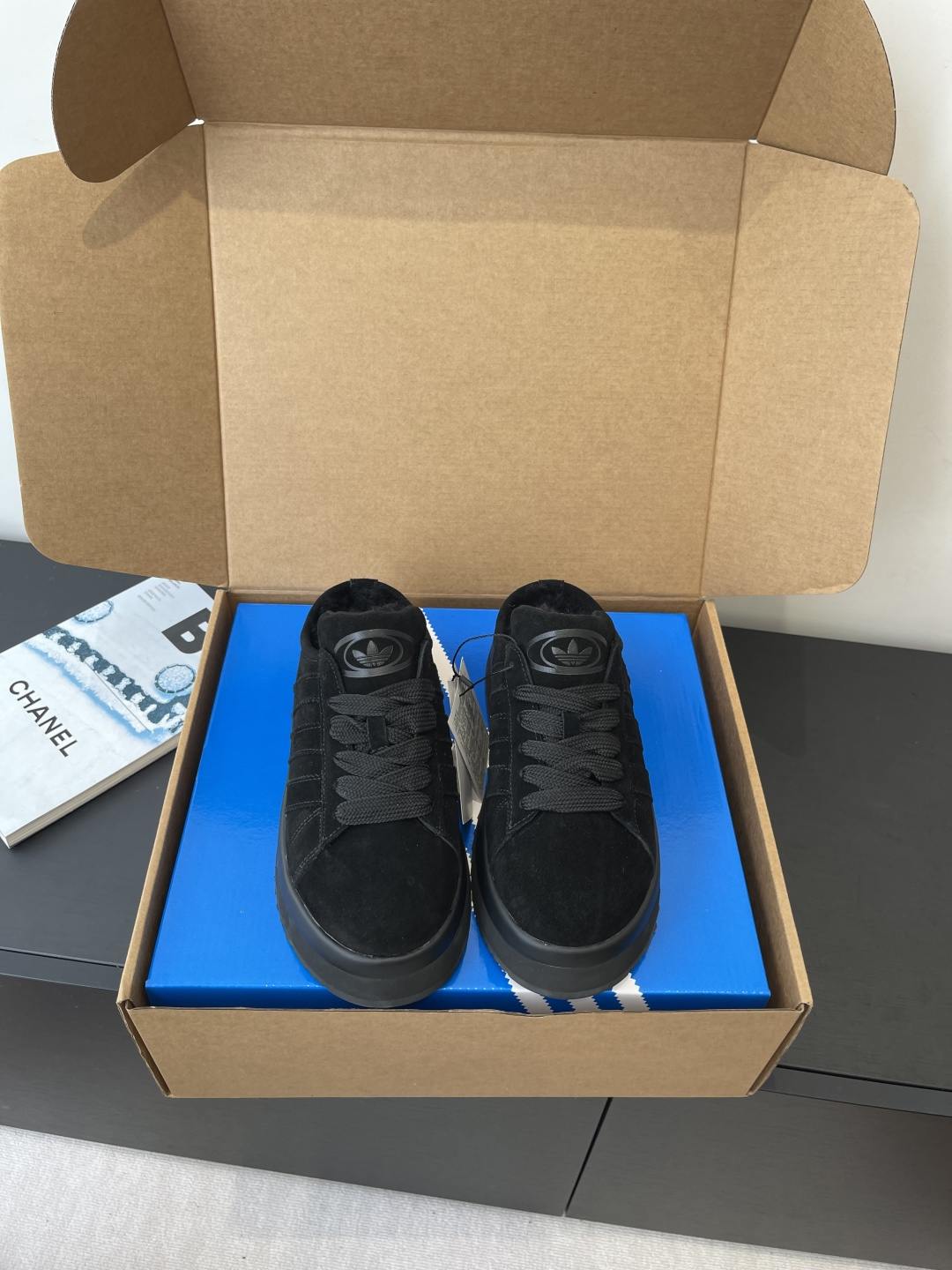 NO:593346,Adidas clover 25ss new autumn and winter products Thick sole Wool half-mug helps you easily cope with the cold. Soft and comfortable inside to create a warm feeling. Ingenious design on the outside to keep young feet dry. Suede fabric effectively copes with bad weather. Wide opening. Easy to put on and take off. Thick wool lining has soft texture and helps keep feet warm in cold weather.  Size 35-40 (40 is custom-made and non-refundable), casual shoes/sports shoes, adidas, sneakers, chamois leather19860909Adidas三叶草 25ss秋冬新品 厚底 羊毛半拖  助你轻松应对寒冷 内里柔软舒适 营造温暖感受 外侧匠心设计 令稚嫩双足保持干爽 麂皮面料 有效应对不良天气 宽敞开口 易于穿脱 厚实羊毛里料质感柔软 在寒冷天气帮助双足保持温暖 码数35-40（40定做不退换）,休闲鞋/运动鞋毛毛鞋,adidas,sneakers,chamois leather,Women's Shoes