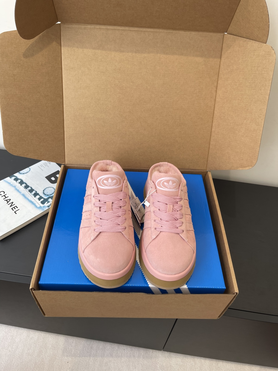 NO:593348,Adidas clover 25ss new autumn and winter products Thick-soled wool snow boots help you easily cope with the cold. Soft and comfortable inside to create a warm feeling. Ingenious design on the outside to keep young feet dry. Suede fabric effectively copes with bad weather. Wide opening. Easy to put on and take off. Thick wool lining has soft texture and helps keep feet warm in cold weather.  Size 35-40 (40 is custom-made and non-refundable), casual shoes/sports shoes, adidas, boots, sneakers, chamois leather19860909Adidas三叶草 25ss秋冬新品 厚底 羊毛雪地靴  助你轻松应对寒冷 内里柔软舒适 营造温暖感受 外侧匠心设计 令稚嫩双足保持干爽 麂皮面料 有效应对不良天气 宽敞开口 易于穿脱 厚实羊毛里料质感柔软 在寒冷天气帮助双足保持温暖 码数35-40（40定做不退换）,休闲鞋/运动鞋毛毛鞋,adidas,boots,sneakers,chamois leather,Women's Shoes