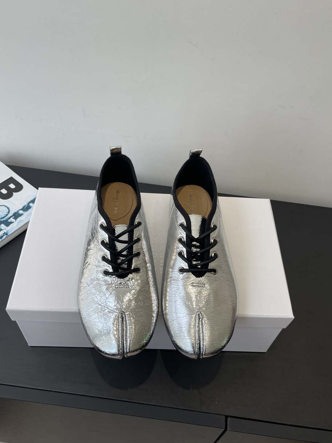 NO:593342,Maison Margiela · MM6 Margiela 26 new spring and summer style retro Mary Jane split-toe shoes and ballet shoes MM6 is the most popular genius designer brand in the past two years. The design is simple and the luxurious texture will make you fall in love. If you don’t want to hit the streets, you can check out this brand. It is relatively niche but so easy to match. Xiaohongshu can see this brand everywhere. BS original one-to-one custom-made upper, original custom-made sheepskin, lining imported sheepskin, original Italian leather outsole  Size 35-39 (40 customized), split-toe shoes, masion margiela, masion margiela, mary jane, sheepskin, Leather soles19860909Maison Margiela·MM6马吉拉 26春夏新款 复古玛丽珍分趾单鞋 芭蕾舞鞋  MM6作为这两年最受欢迎的鬼才设计师品牌 设计简单 奢华的质感让你爱不释手 不想满大街撞款的可以看看这个品牌 比较小众却又是那么好搭配 ins 小红书随处可见这个品牌的身影 BS原版一比一定制 鞋面原版特定制羊皮 内里进口羊皮 原版意大利真皮大底 码数35-39（40定做）,分趾鞋,masion margiela,masion margiela,mary jane,sheepskin,Leather soles,Women's Shoes