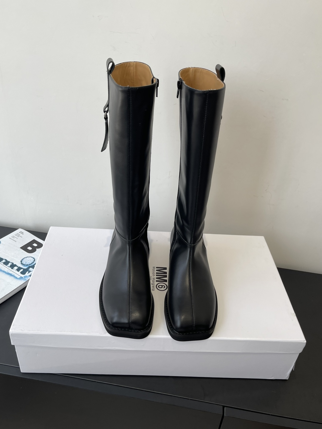 NO:593338,Cowhide surface Maison Margiela·MM6 Margiela 25 latest model high boots for winter. Super good-looking. The overall design and workmanship materials not only make it have a super texture, but also have first-class wearing comfort. Classic square toe with stiletto heels. Sexy temperament. The upper feet very modify the leg shape. Upper: cowhide/cowhide. Lining/foot-padding cowhide. Original rubber outsole. Size 35-39 (customized at 40.41), boots, masion.  margiela,masion margiela,boots,cowhide19860909牛皮面 Maison Margiela·MM6马吉拉 25冬季最新款 高筒靴 超好看 整体设计和做工用料 不仅让它的质感超级棒 而且穿着舒适度也是一流的 经典斜方头搭配细高跟 气质性感 上脚非常修饰腿型 鞋面 牛猄/牛皮 内里/垫脚牛皮 原版橡胶大底 码数35-39（40.41定做）,靴子,masion margiela,masion margiela,boots,cowhide,Women's Shoes