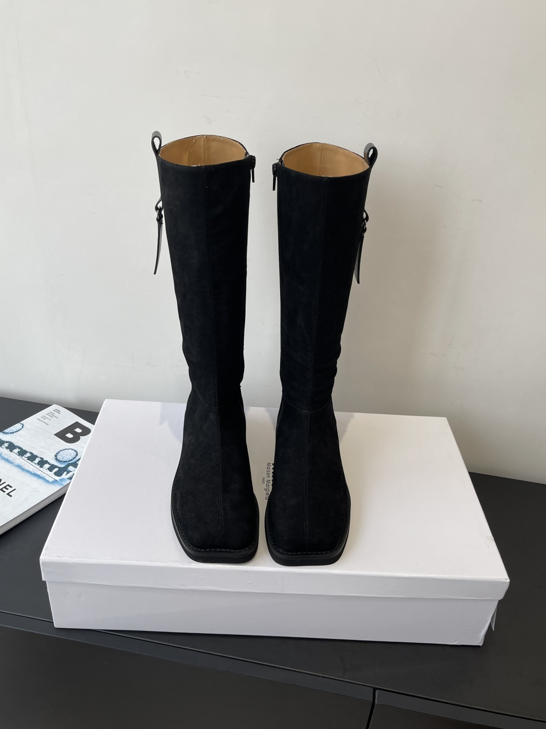 NO:593340,Cow noodle Maison Margiela·MM6 Margiela 25 latest winter high boots, super good-looking, the overall design and workmanship materials not only make it have a super texture, but also the wearing comfort is first-class. Classic square toe with stiletto heels, sexy temperament, very flattering leg shape upper, cowhide/cow leather, lining/foot pad cowhide, original rubber outsole, size 35-39 (customized at 40.41), boots, masion  margiela,masion margiela,boots,cowhide19860909牛猄面 Maison Margiela·MM6马吉拉 25冬季最新款 高筒靴 超好看 整体设计和做工用料 不仅让它的质感超级棒 而且穿着舒适度也是一流的 经典斜方头搭配细高跟 气质性感 上脚非常修饰腿型 鞋面 牛猄/牛皮 内里/垫脚牛皮 原版橡胶大底 码数35-39（40.41定做）,靴子,masion margiela,masion margiela,boots,cowhide,Women's Shoes