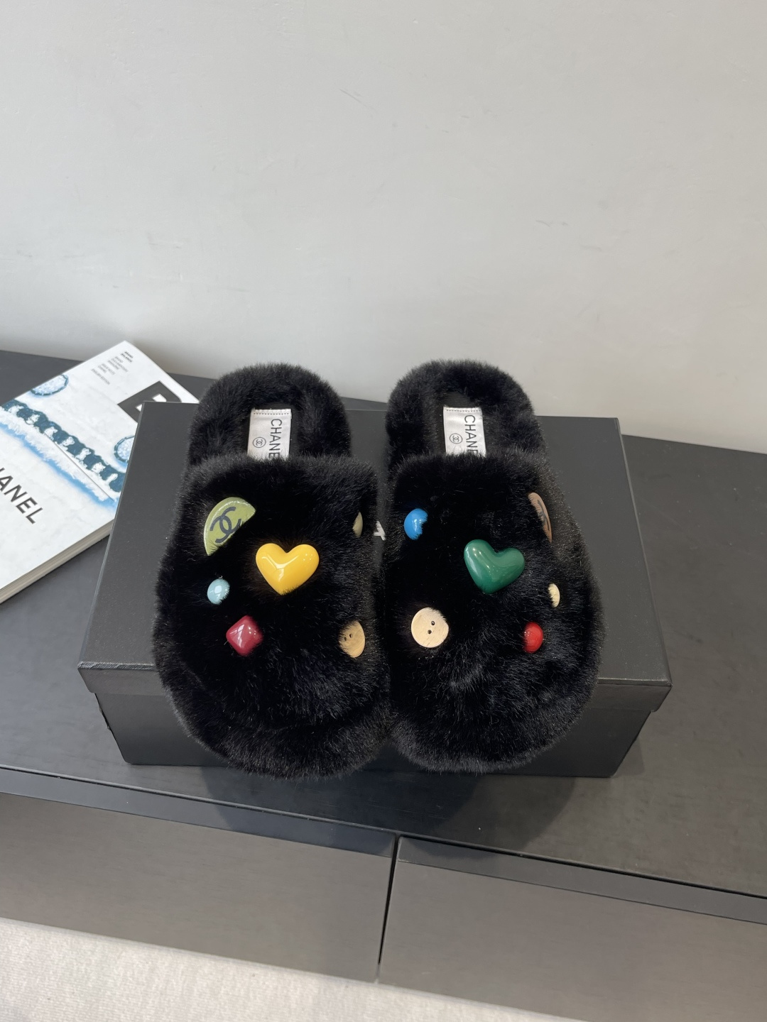 NO:593659,Chanel's new autumn and winter products are furry slippers. These furry slippers are really cute. The soft and fluffy fur is comfortable and warm for the feet. It increases the height and length of the legs. It is casual and lazy with socks in autumn and winter. The upper feet are really beautiful and fashionable! So beautiful and beautiful. Imported wool. It feels delicate, soft and silky. Rubber outsole. Size 35-39 (40 41 customized), semi-furry shoes, chanel, slippers, socks.19860909Chanel 秋冬新品 毛毛拖鞋 这款毛拖真的是真太可爱了 柔软蓬松的毛毛 舒服暖脚 增高显腿长 秋冬搭配袜子休闲又慵懒 上脚真的好看又时髦!美腻美爆了 进口羊毛 手感细腻柔软丝滑 橡胶大底 码数35-39（40 41订做）,半拖毛毛鞋,chanel,slippers,socks,Women's Shoes