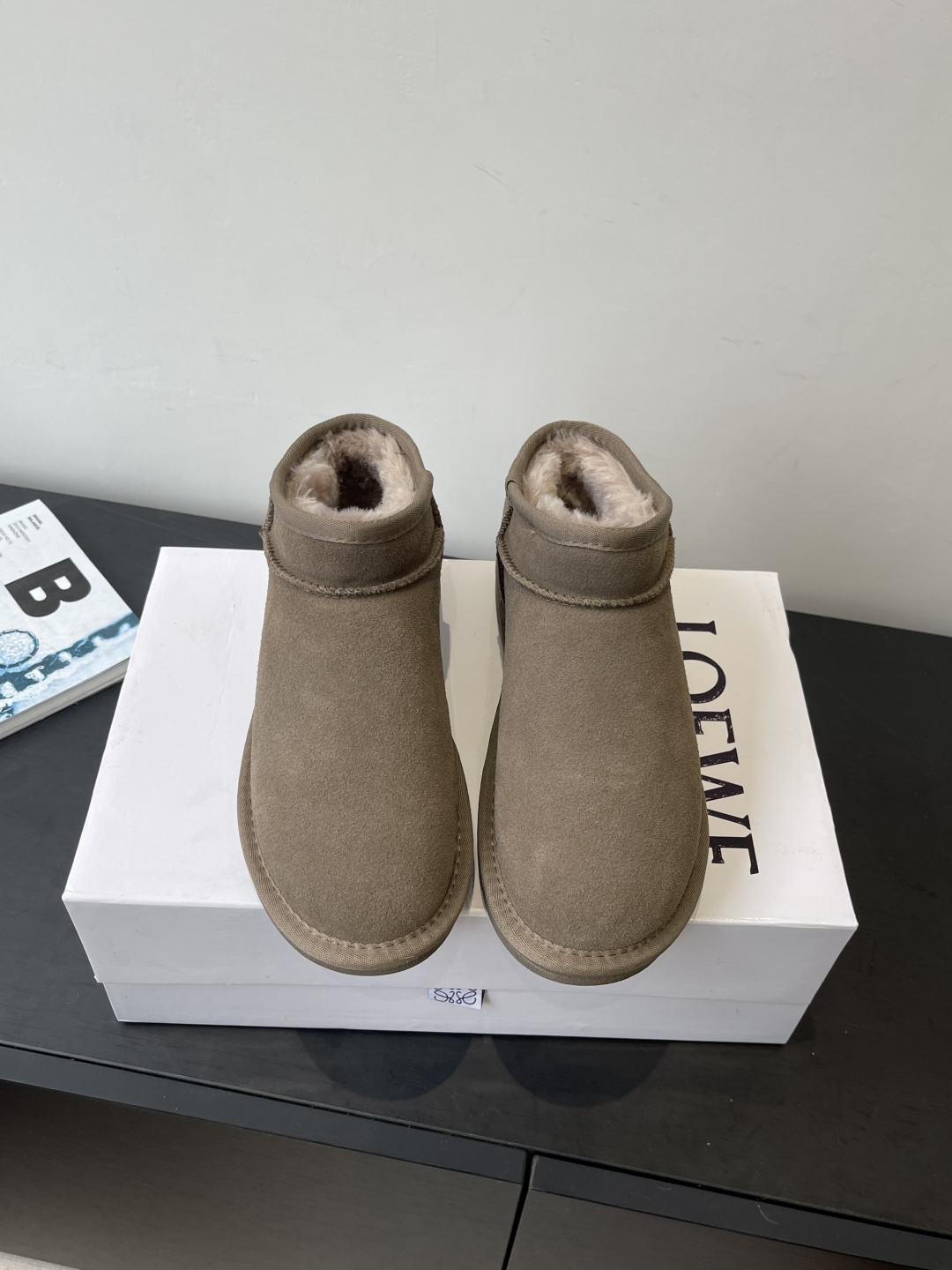 NO:593662,LOEWE 25ss new autumn and winter snow boots Loewe fur-in-one boots. Boots that can keep warm and are so light and soft can only be LOEWE. They are made of sheepskin and fur. They are light and soft. The nubuck technology on the outside has the texture of suede, but it is very durable. The heritage and classics come from Loewe. It can only be said that the feet feel invincible and warm. You can only understand it when you put it on.  Fabric original lamb fur one-piece original molded non-slip sole Size 35-40 (40 custom made and non-refundable), half-slip fur shoes, loewe, loewe, boots, sheepskin, chamois leather19860909LOEWE 罗意威 25ss 秋冬新款 雪地靴 罗意威皮毛一体靴 能保暖还能这么轻这么软乎的靴子也只能是罗意威了吧羊皮毛一体的材质 轻盈柔软 外面做的正绒面工艺 有麂皮的质感的同时 但非常的经久耐用 传承与经典来自 Loewe 只能说脚感无敌保暖只有穿上的那一刻才懂 面料原版羊羔毛皮毛一体原版开模防滑鞋底 码数35-40（40定做不退换）,半拖毛毛鞋,loewe,loewe,boots,sheepskin,chamois leather,Women's Shoes
