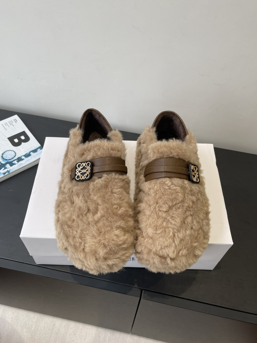 NO:593656,LOEWE 25ss autumn and winter new one-legged Birkenstock snow boots, extremely comfortable, very recognizable, beautiful and practical, comfortable but not monotonous fur slippers, original custom-made material for the upper, original open-molded wear-resistant rubber outsole for the original lining, size 35-40 (40.41 custom-made, non-returnable), fur shoes, loewe, loewe, boots19860909LOEWE 罗意威 25ss秋冬新款一脚蹬勃肯 雪地靴 舒适度极高 非常具有辨识度 美貌与实用并存舒适而不单调的毛毛拖 鞋面原版定制材质 原版内里原版开模耐磨橡胶大底 码数35-40（40.41定做不退换）,毛毛鞋,loewe,loewe,boots,Women's Shoes